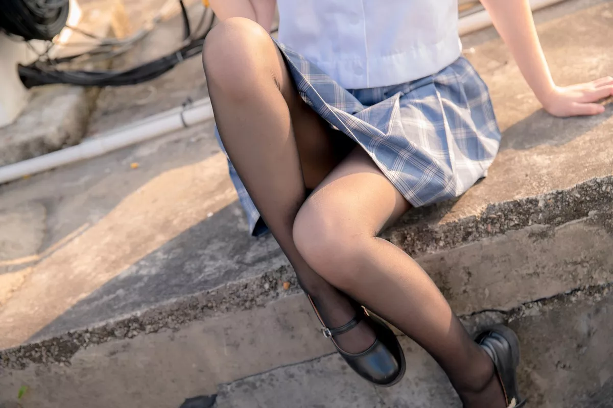 Xgyw.Org_网络美女您的蛋蛋天台JK主题户外性感JK制服配超薄黑丝半脱露豪乳遮点诱惑写真41P