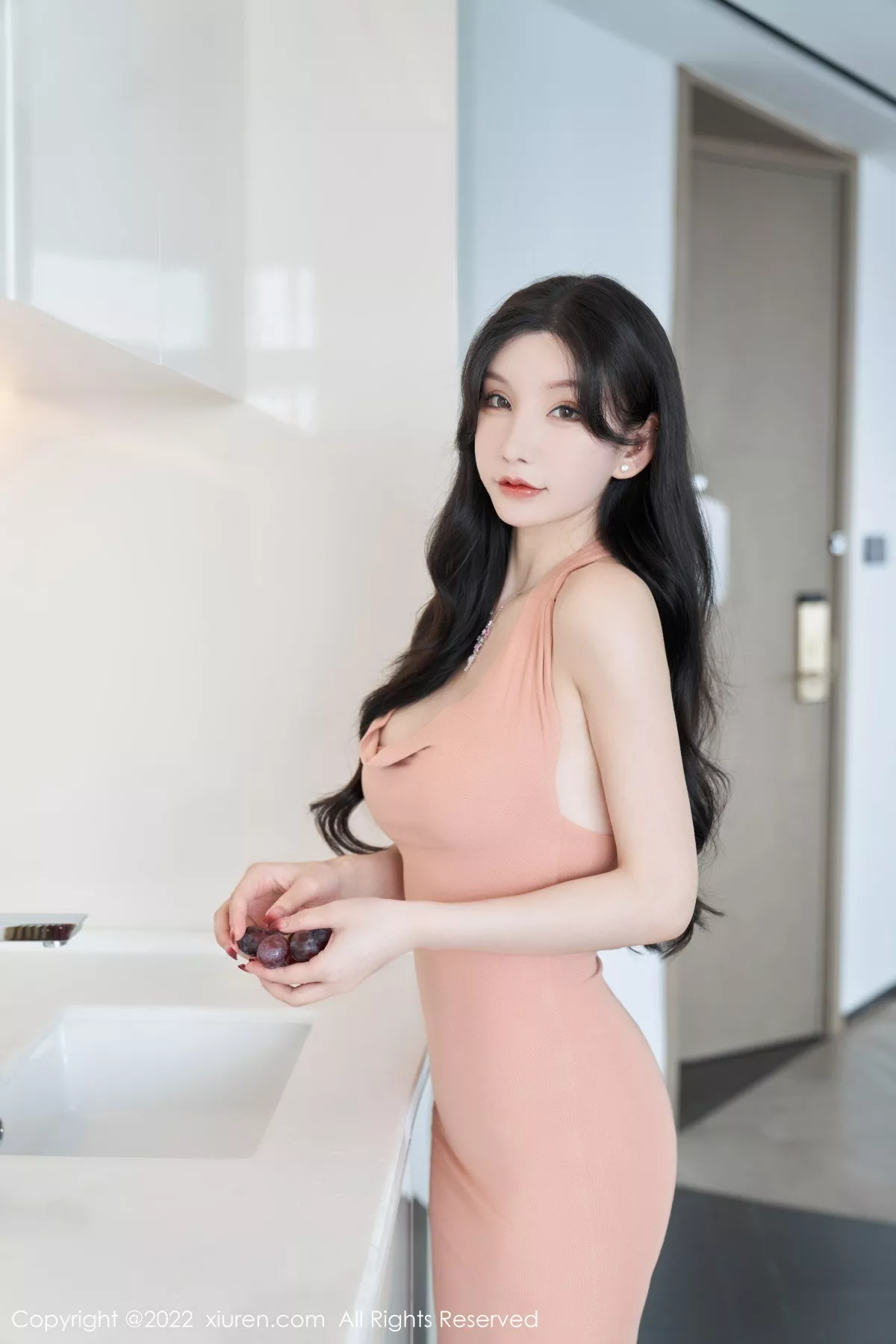 Xgyw.Org_XiuRen第5881期_女神周于希Sally心愿旅拍性感粉色长裙+白色薄纱惹火诱惑写真80P