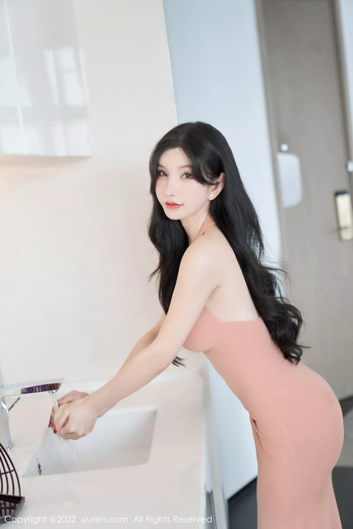 Xgyw.Org_XiuRen第5881期_女神周于希Sally心愿旅拍性感粉色长裙+白色薄纱惹火诱惑写真80P