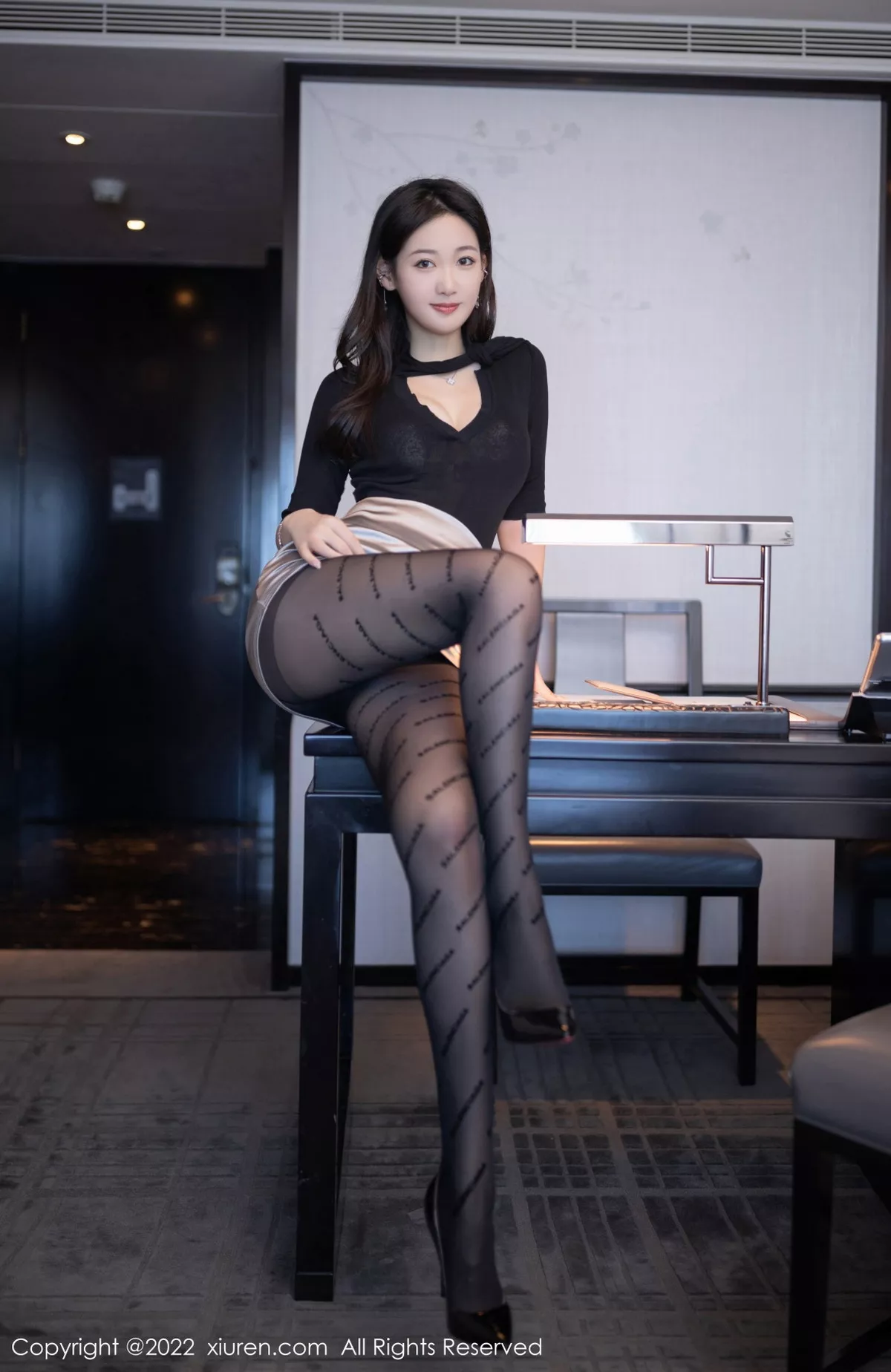 Xgyw.Org_XiuRen第5887期_模特唐安琪秘书角色黑色收身衣配银色短裙秀曼妙身姿诱惑写真78P