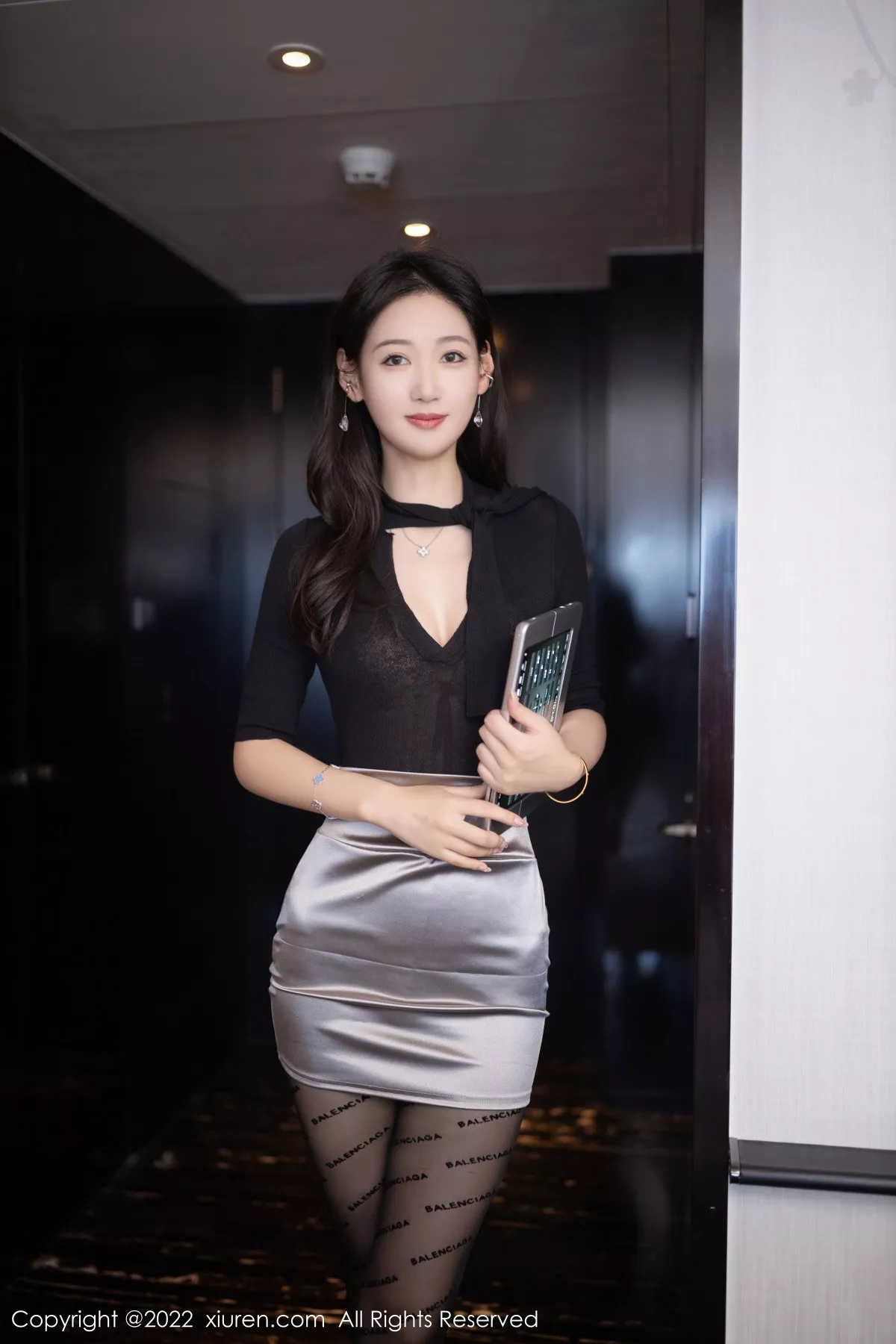 Xgyw.Org_XiuRen第5887期_模特唐安琪秘书角色黑色收身衣配银色短裙秀曼妙身姿诱惑写真78P