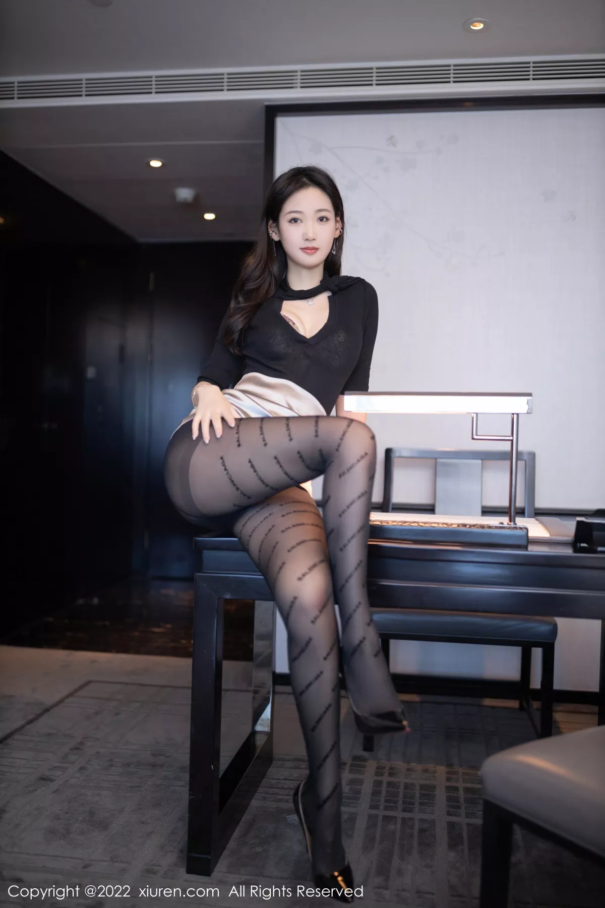 Xgyw.Org_XiuRen第5887期_模特唐安琪秘书角色黑色收身衣配银色短裙秀曼妙身姿诱惑写真78P