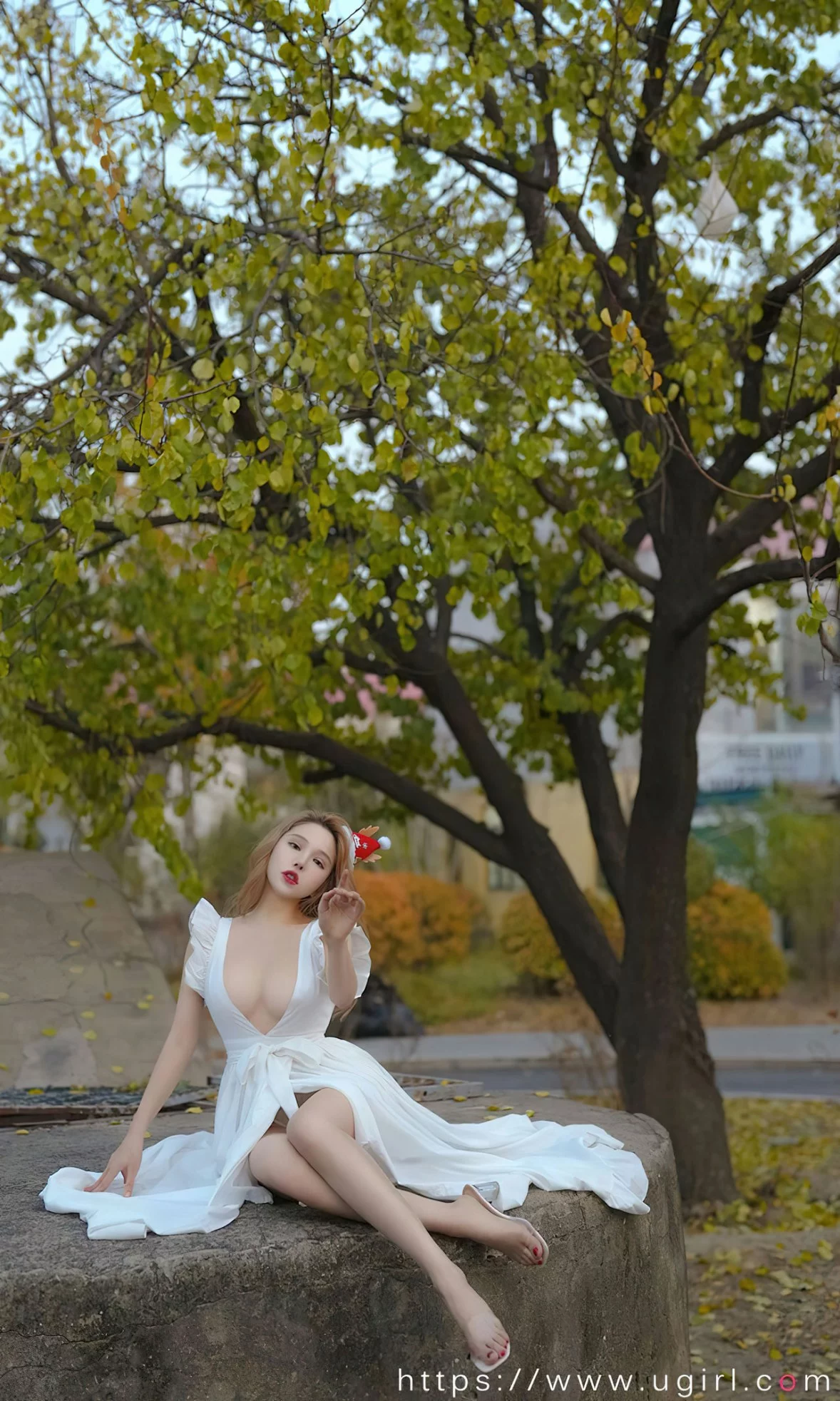 Xgyw.Org_[Ugirls爱尤物]No.2481_模特妮小妖圣诞主题性感白色开胸连衣裙秀傲人豪乳诱惑写真35P