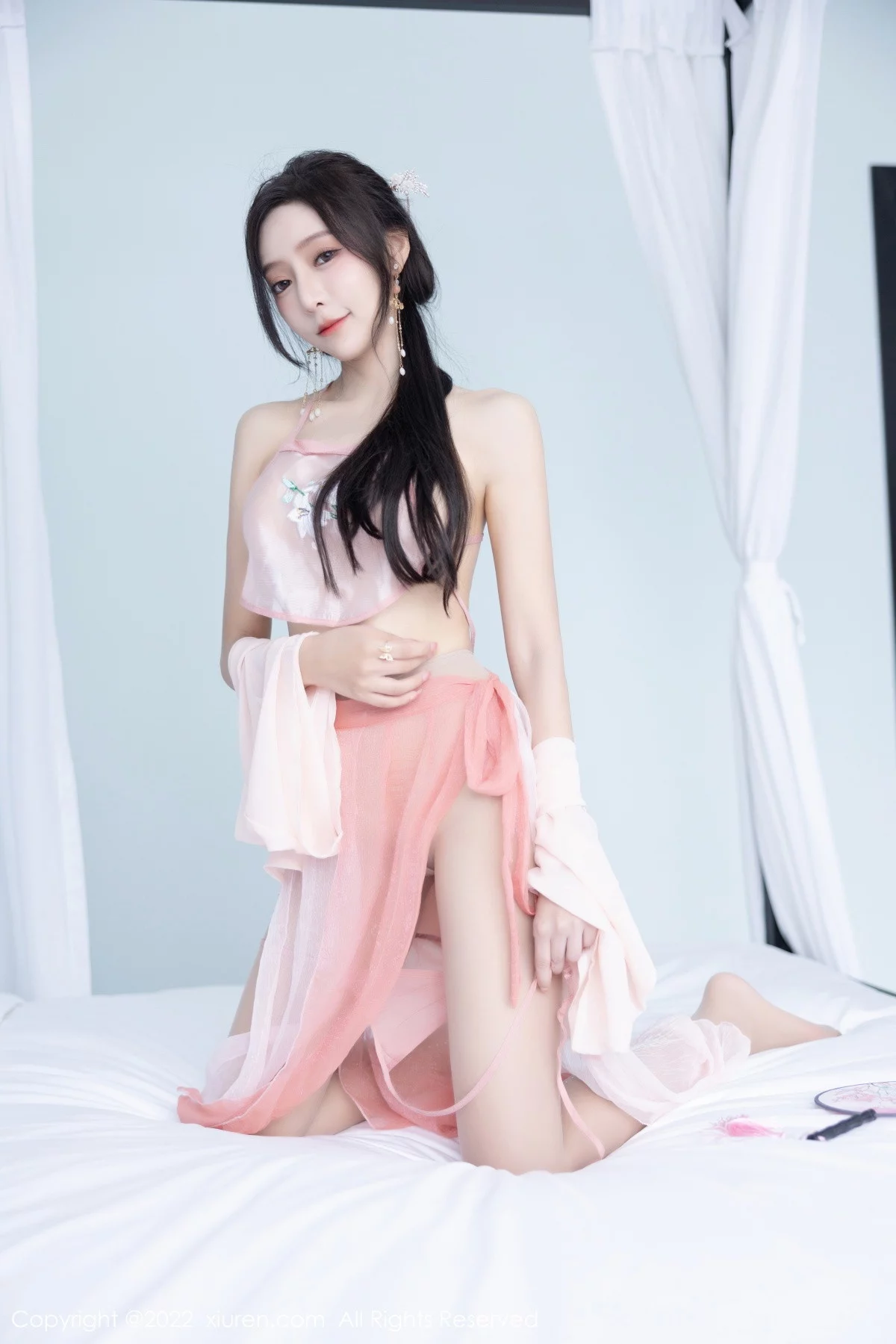 Xgyw.Org_XiuRen第6040期_女神王馨瑶yanni私房粉色肚兜配超薄肉丝秀惹火身材诱惑写真81P