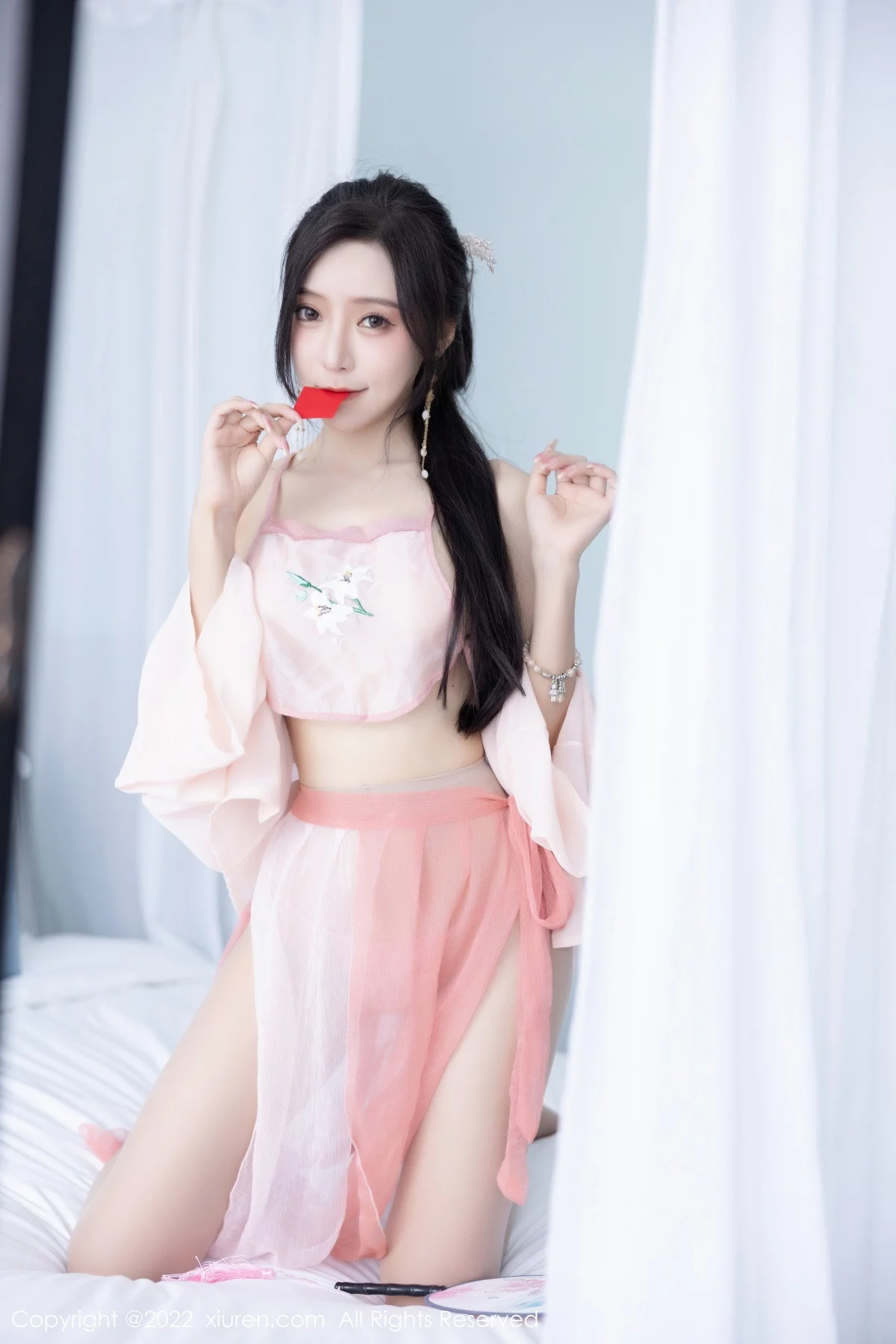 Xgyw.Org_XiuRen第6040期_女神王馨瑶yanni私房粉色肚兜配超薄肉丝秀惹火身材诱惑写真81P