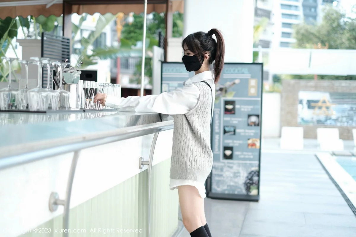 Xgyw.Org_XiuRen第6145期_模特佘贝拉bella南京旅拍性感白T配灰色短裙秀完美身材迷人写真59P