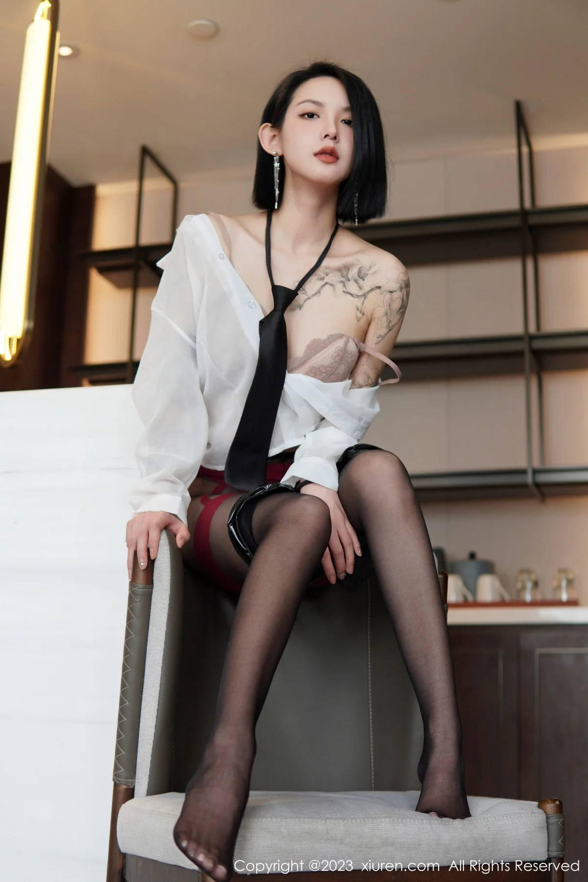 Xgyw.Org_XiuRen第6158期_新人模特乔一一性感白T配黑皮短裙露蕾丝内衣黑丝吊袜诱惑写真80P