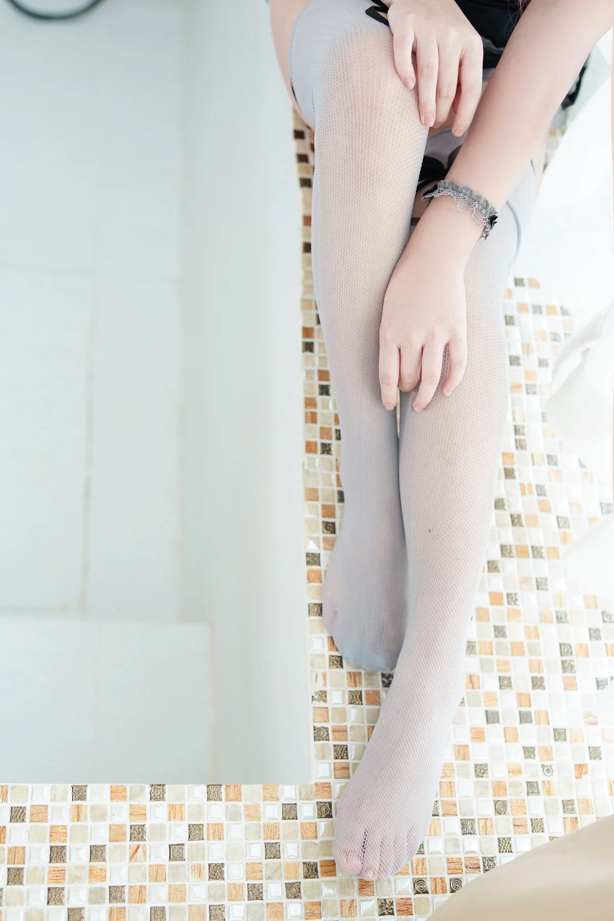 Xgyw.Org_动漫博主恩田直幸小灰猫主题性感灰带黑缕空吊裙配灰丝袜秀美腿玉足迷人写真41P