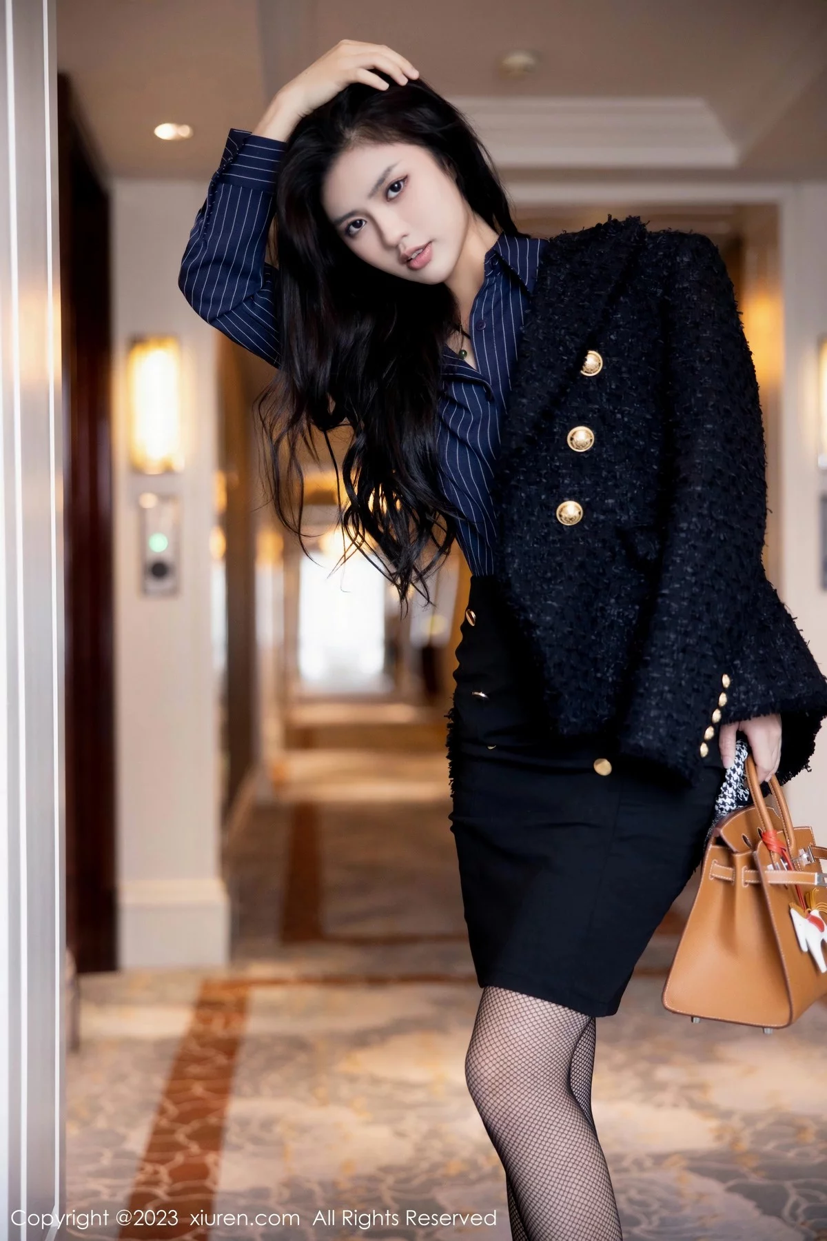 Xgyw.Org_XiuRen第6391期_模特浅浅Danny半脱深蓝色条纹T恤露黑色蕾丝内衣完美诱惑写真80P