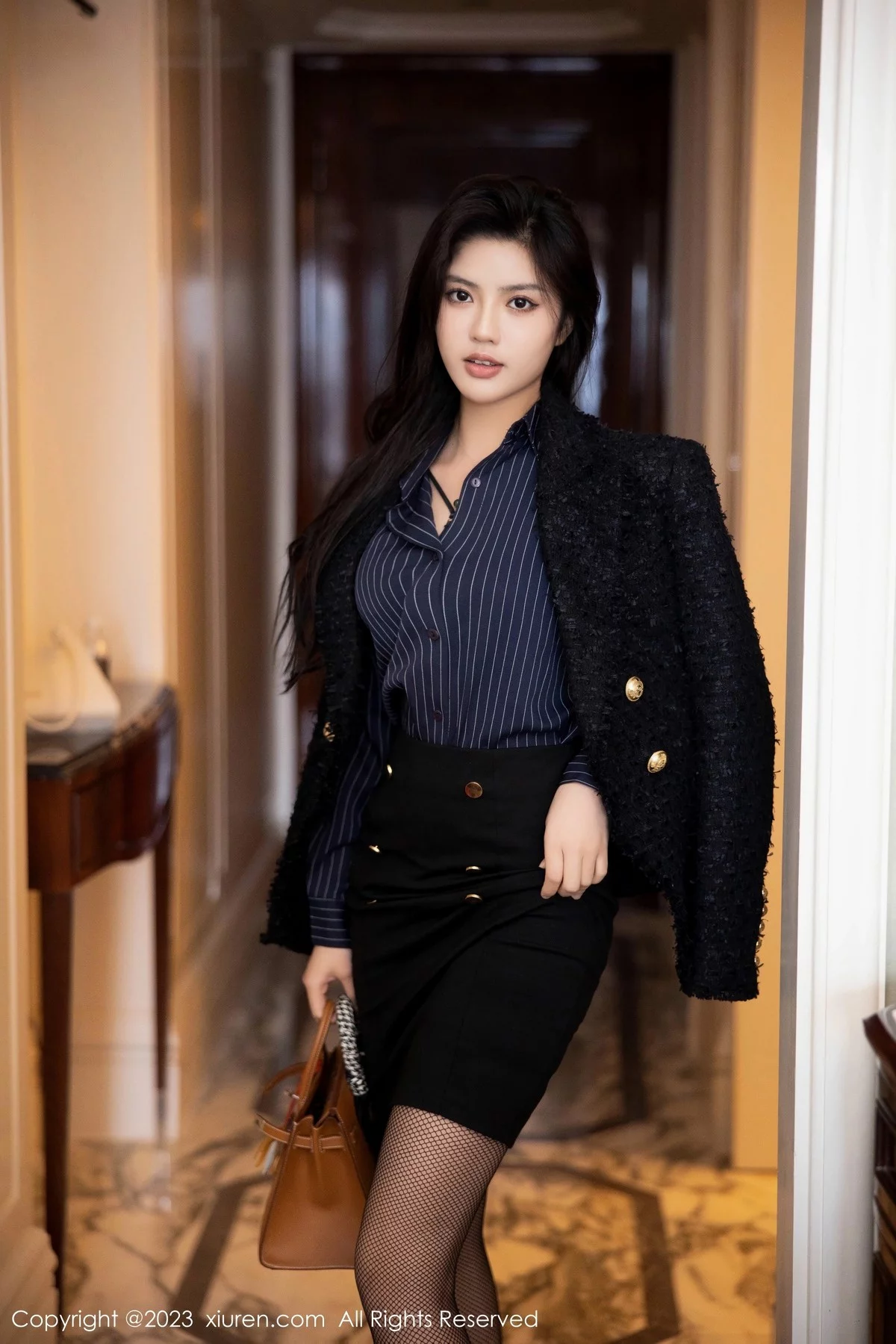 Xgyw.Org_XiuRen第6391期_模特浅浅Danny半脱深蓝色条纹T恤露黑色蕾丝内衣完美诱惑写真80P