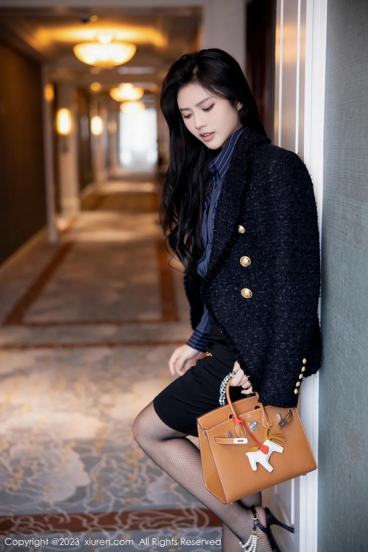 Xgyw.Org_XiuRen第6391期_模特浅浅Danny半脱深蓝色条纹T恤露黑色蕾丝内衣完美诱惑写真80P