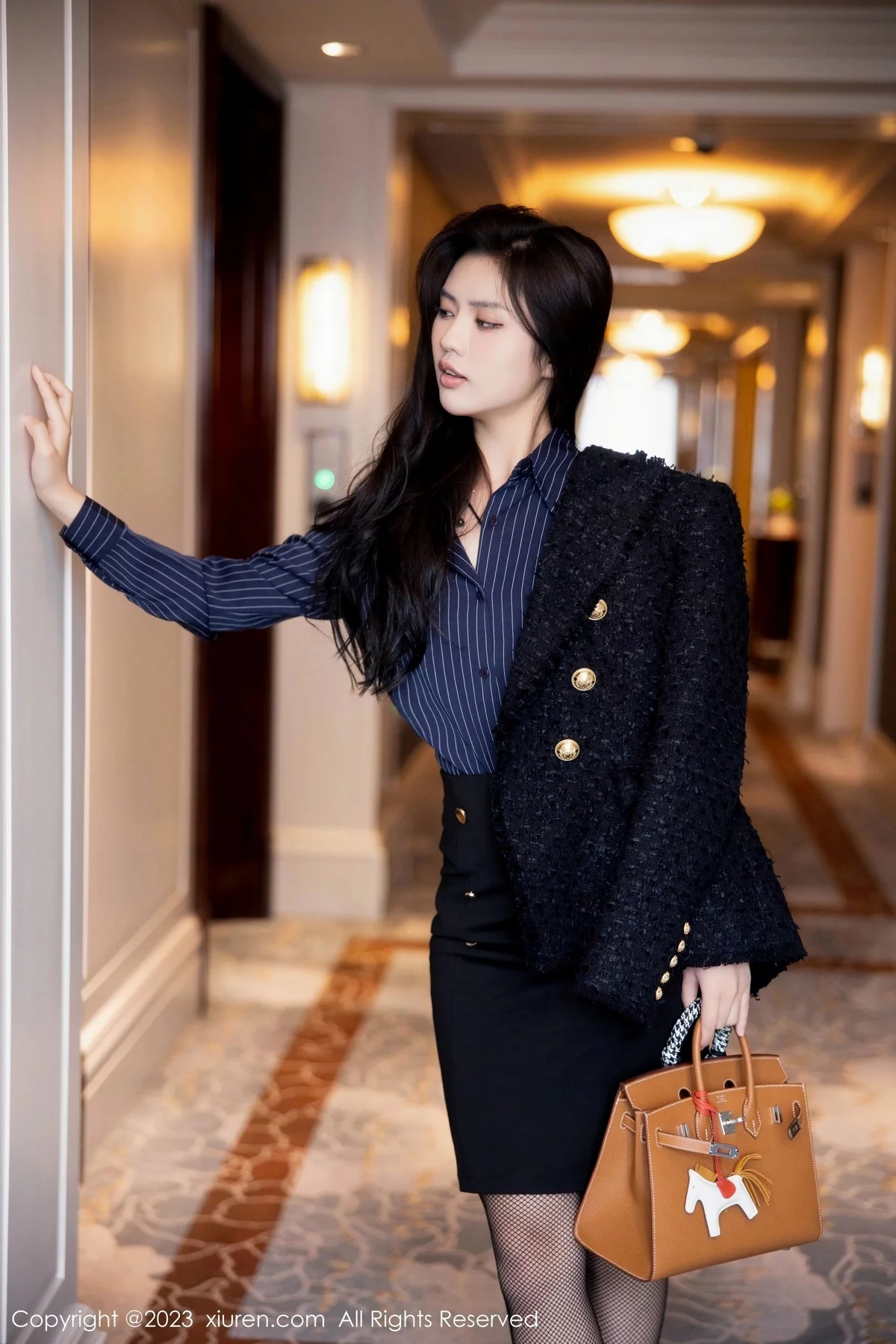 Xgyw.Org_XiuRen第6391期_模特浅浅Danny半脱深蓝色条纹T恤露黑色蕾丝内衣完美诱惑写真80P