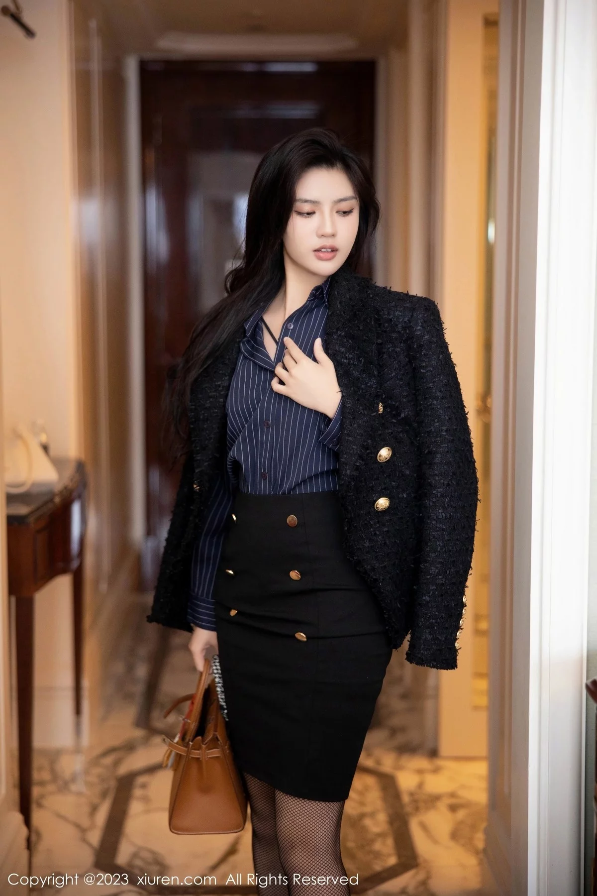 Xgyw.Org_XiuRen第6391期_模特浅浅Danny半脱深蓝色条纹T恤露黑色蕾丝内衣完美诱惑写真80P