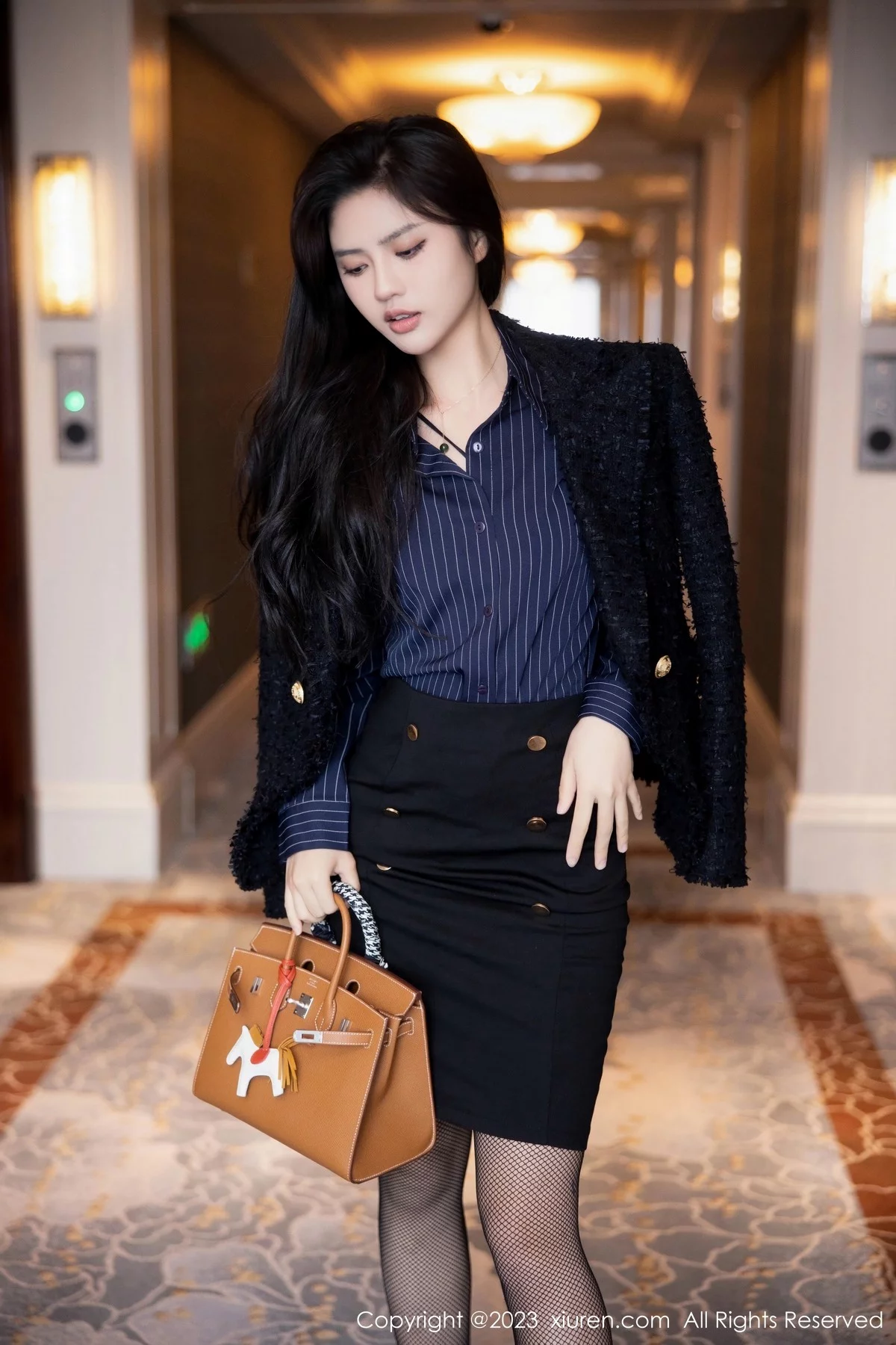 Xgyw.Org_XiuRen第6391期_模特浅浅Danny半脱深蓝色条纹T恤露黑色蕾丝内衣完美诱惑写真80P