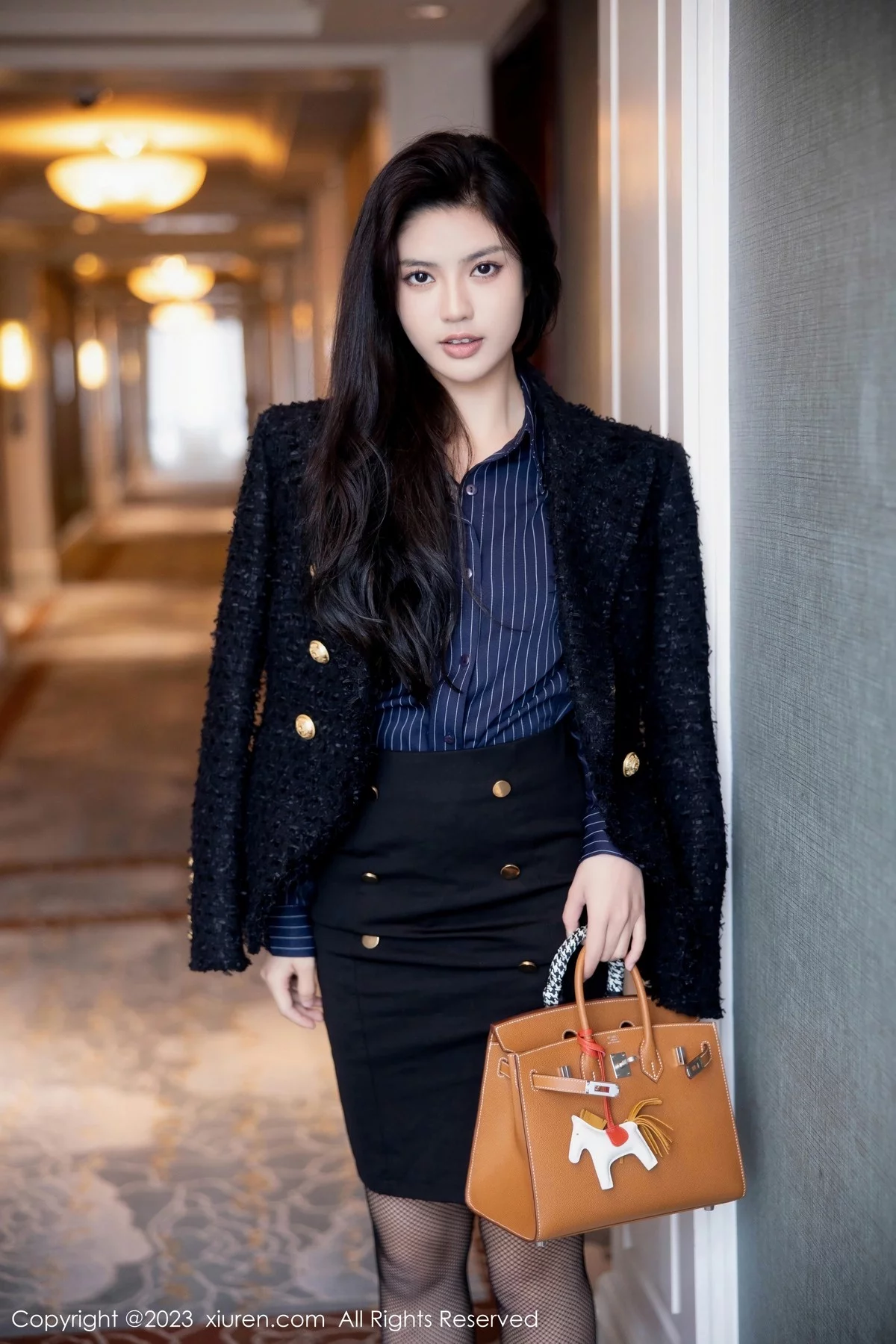 Xgyw.Org_XiuRen第6391期_模特浅浅Danny半脱深蓝色条纹T恤露黑色蕾丝内衣完美诱惑写真80P