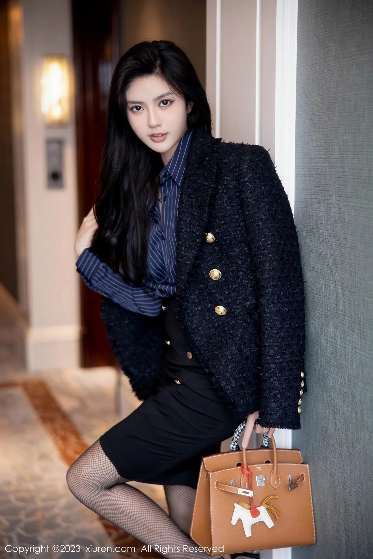 Xgyw.Org_XiuRen第6391期_模特浅浅Danny半脱深蓝色条纹T恤露黑色蕾丝内衣完美诱惑写真80P