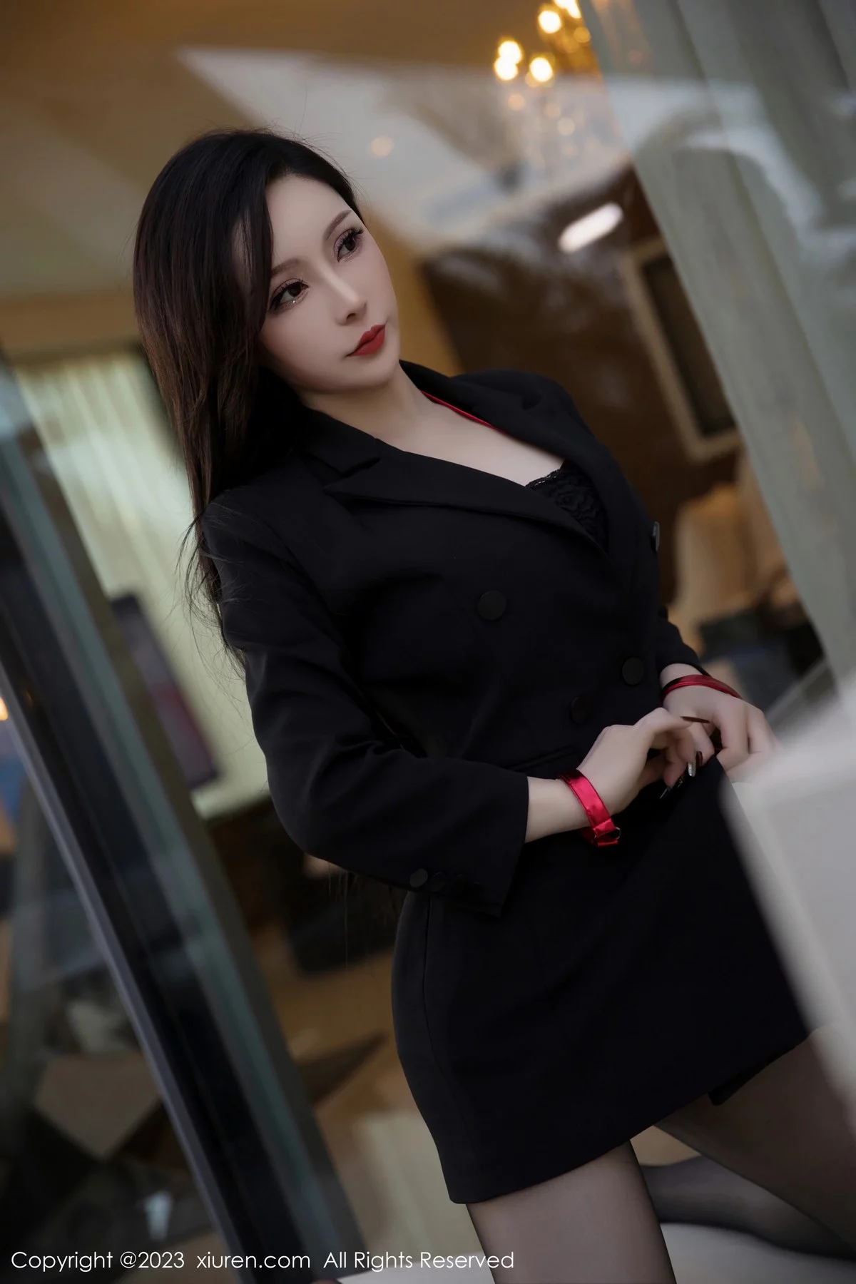 Xgyw.Org_XiuRen第6294期_新人模特大琪琪Emily脱黑色外衣露红色情趣内衣秀玲珑身段写真95P