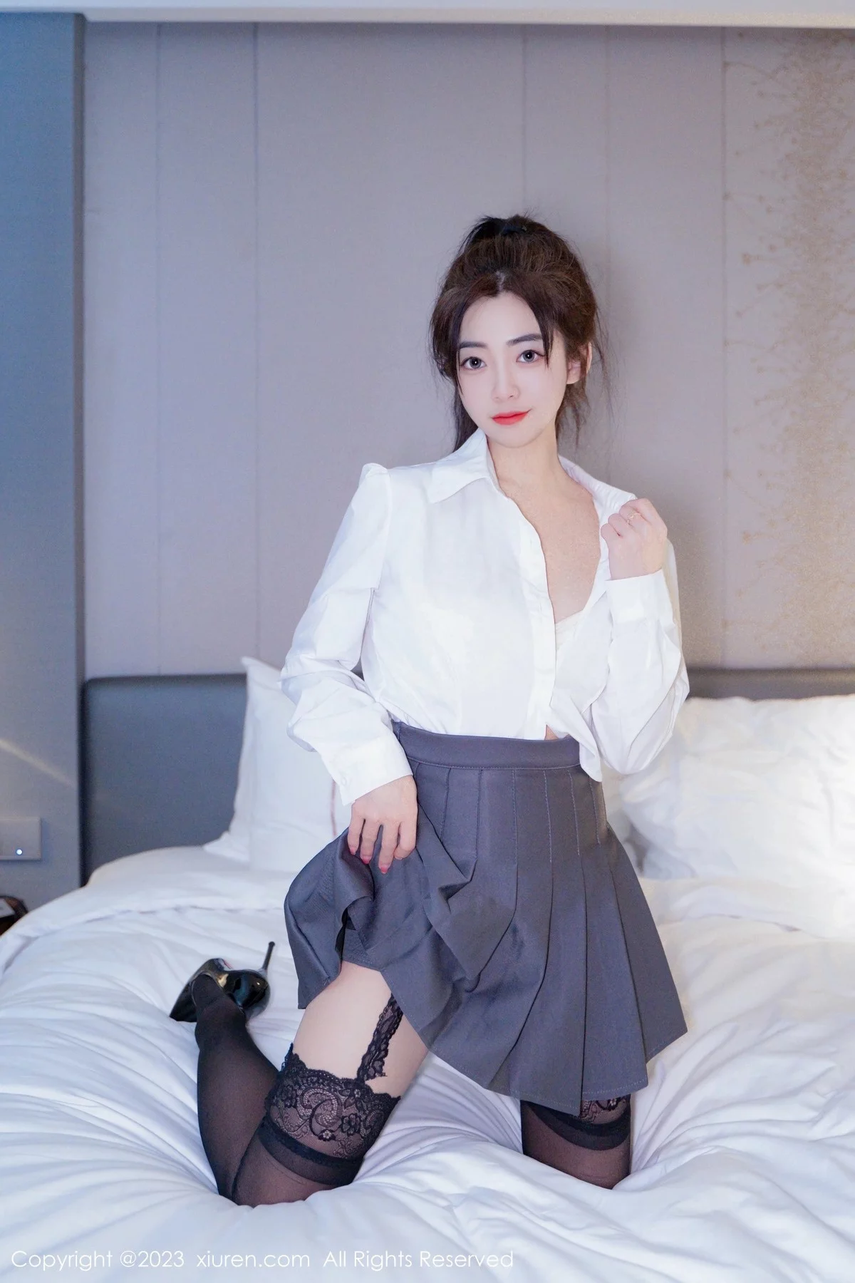 Xgyw.Org_XiuRen第6444期_模特星子柒kiki白色上衣配灰色短裙露白色内衣超薄黑丝魅惑写真60P