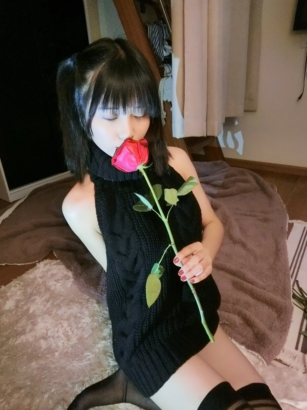 Xgyw.Org_Coser美女布丁大法毛衣黑丝主题私房性感黑色露背毛衣配黑丝袜秀美腿诱惑写真30P