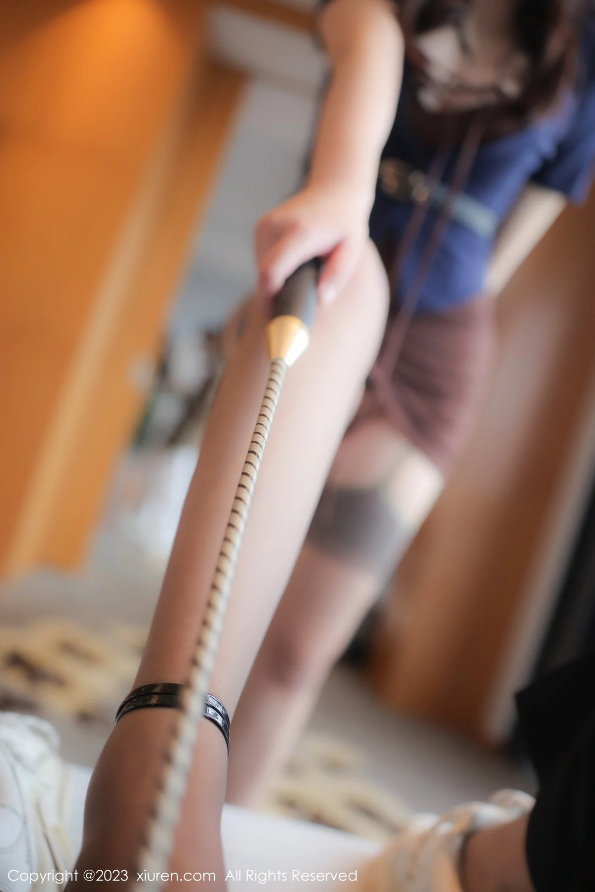 Xgyw.Org_XiuRen第6872期_模特Arude薇薇性感露肩短裙配灰丝吊袜秀曼妙身姿诱惑写真104P