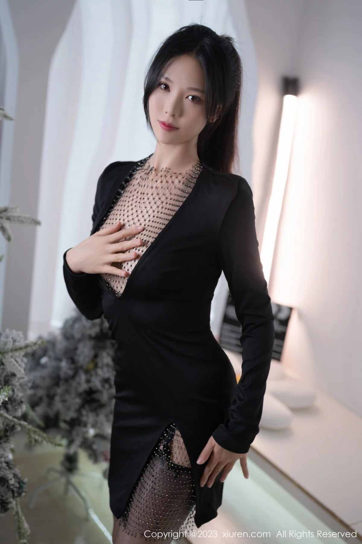 Xgyw.Org_XiuRen第6796期_模特利世黑色连衣裙配超薄黑丝秀曼妙身姿露豪乳遮点诱惑写真47P