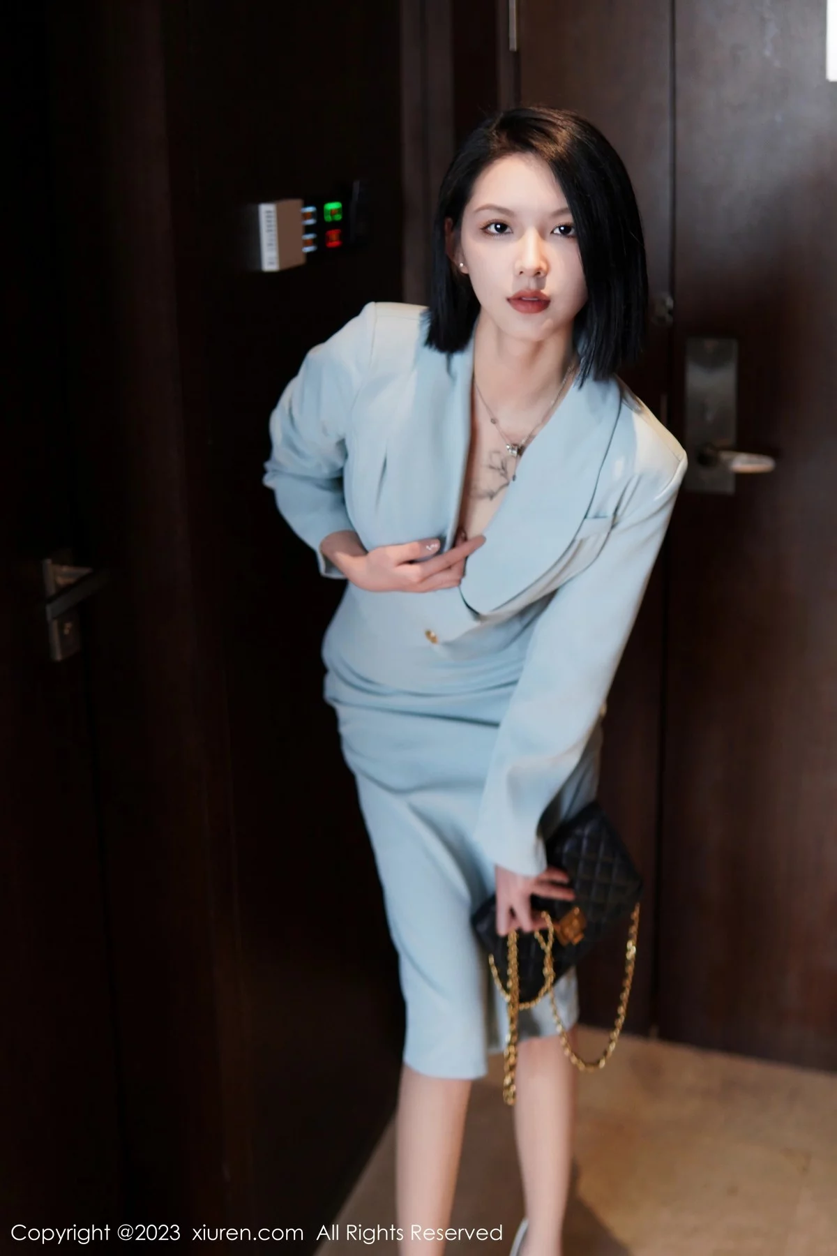 Xgyw.Org_XiuRen第6885期_模特乔一一性感淡蓝色Ol服饰露墨绿色内衣配原色丝袜诱惑写真74P