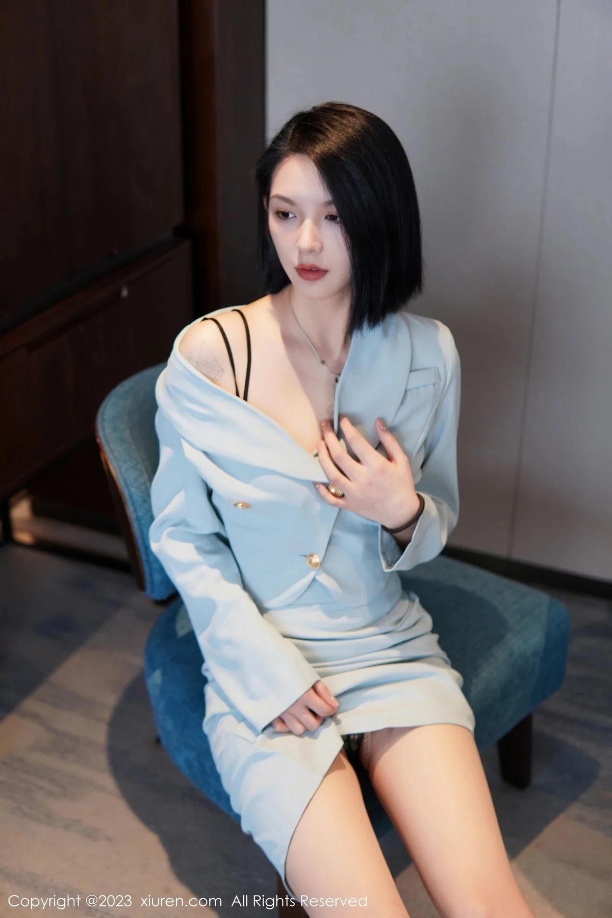 Xgyw.Org_XiuRen第6885期_模特乔一一性感淡蓝色Ol服饰露墨绿色内衣配原色丝袜诱惑写真74P