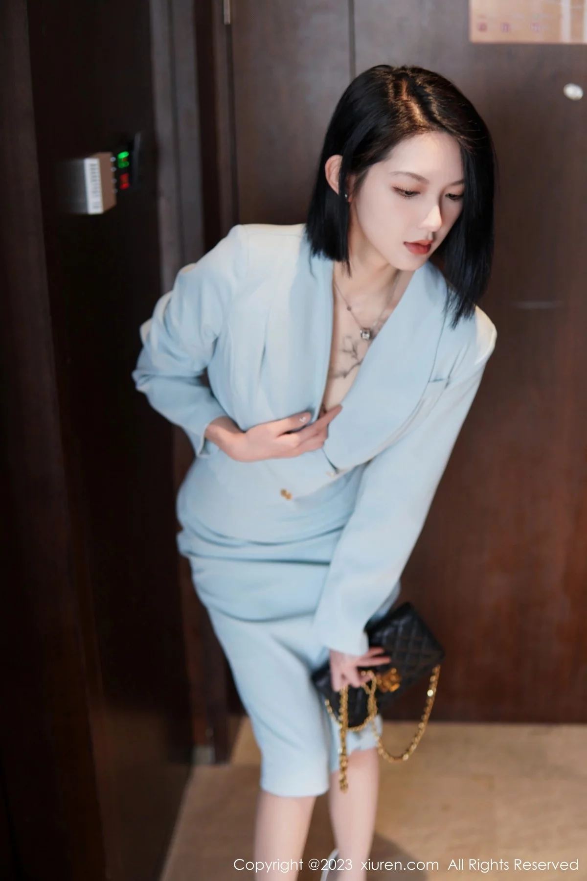 Xgyw.Org_XiuRen第6885期_模特乔一一性感淡蓝色Ol服饰露墨绿色内衣配原色丝袜诱惑写真74P