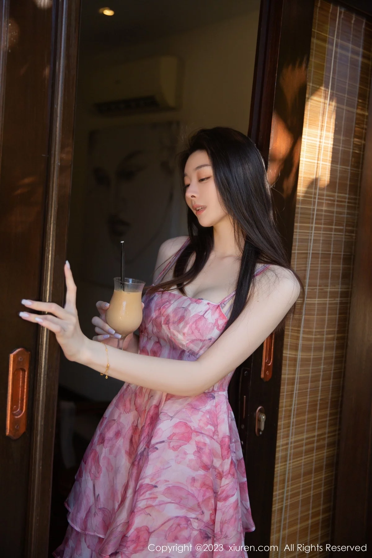 Xgyw.Org_XiuRen第7006期_模特是小逗逗性感花色吊带短裙配开档肉丝秀曼妙身姿诱惑写真80P