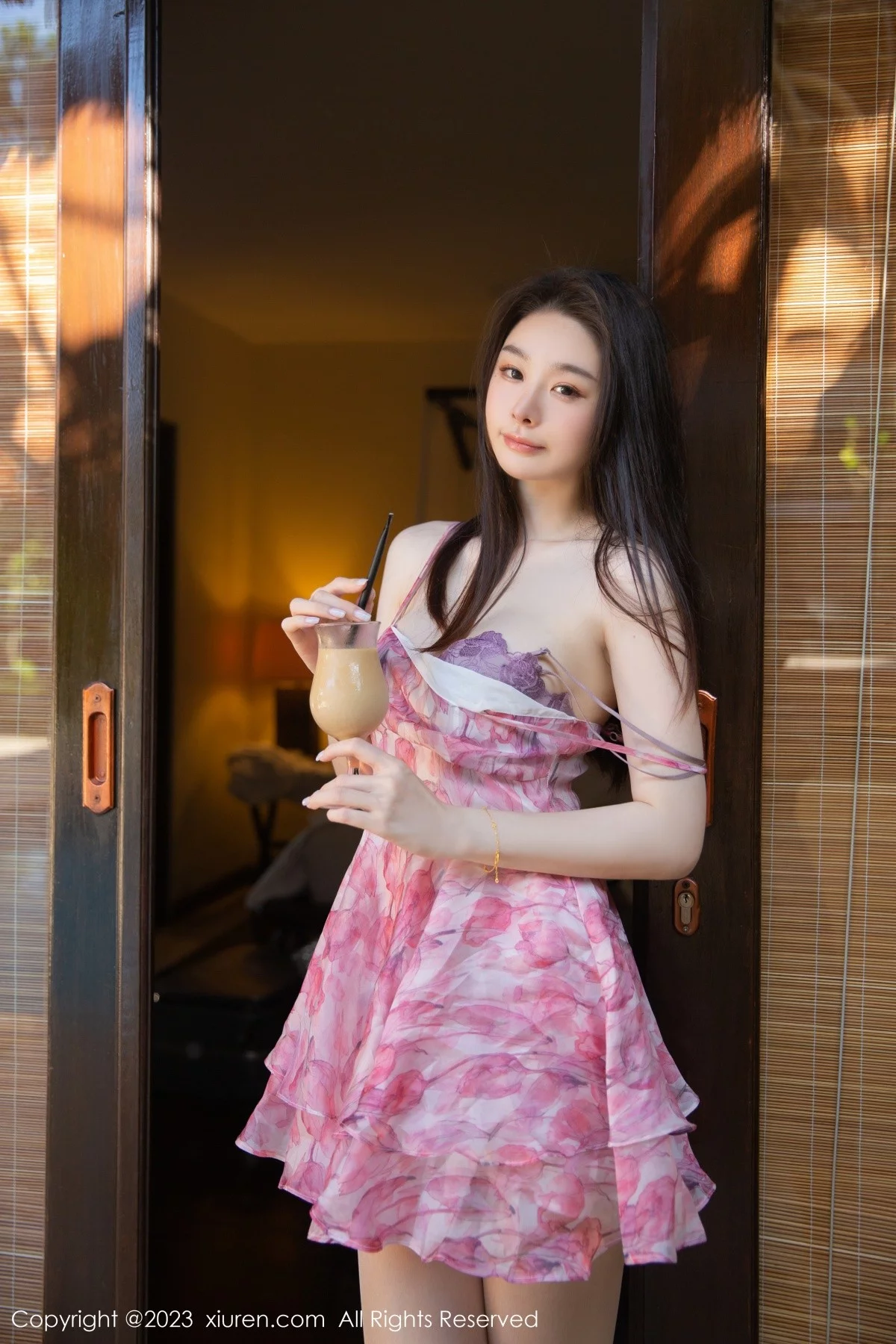 Xgyw.Org_XiuRen第7006期_模特是小逗逗性感花色吊带短裙配开档肉丝秀曼妙身姿诱惑写真80P