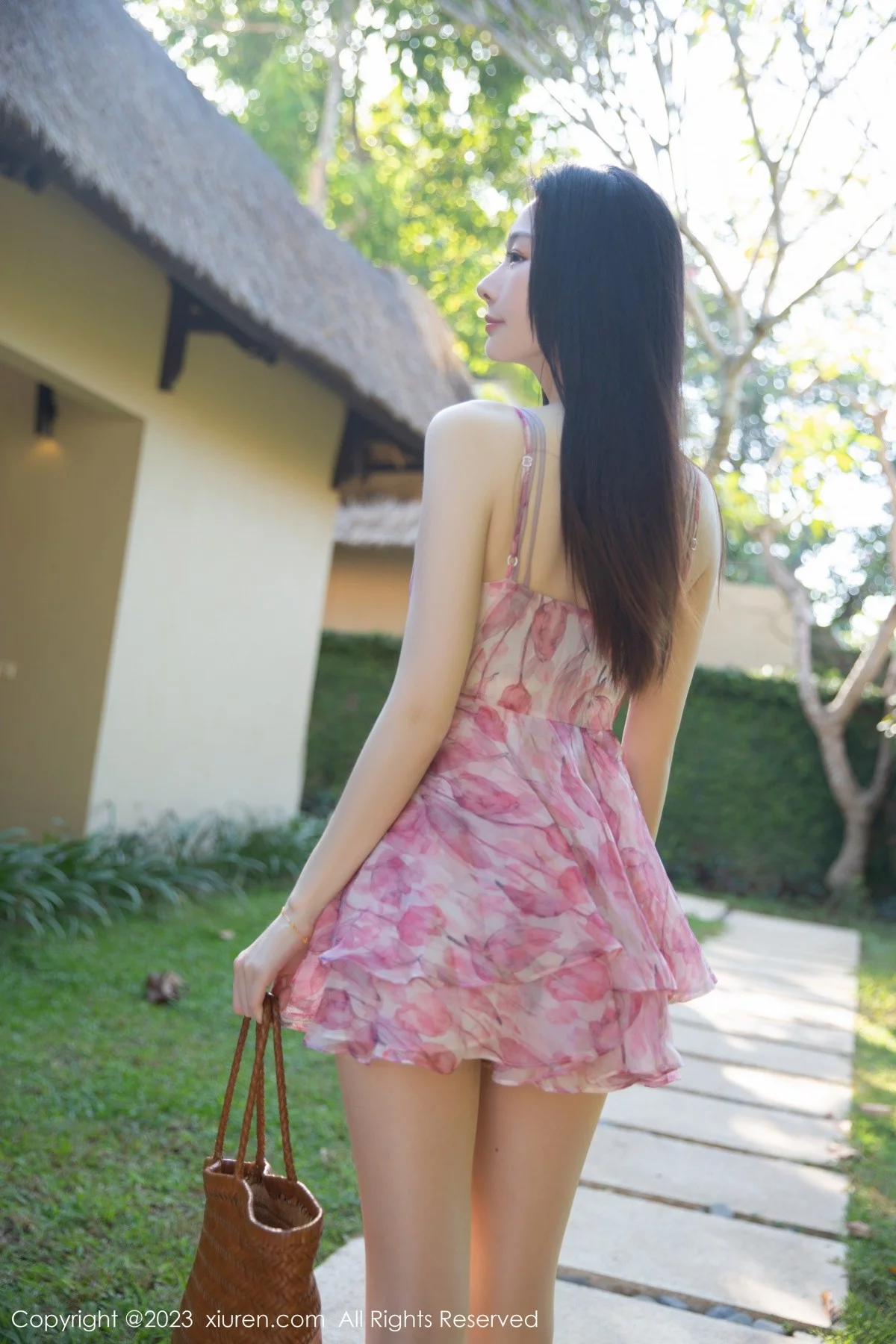 Xgyw.Org_XiuRen第7006期_模特是小逗逗性感花色吊带短裙配开档肉丝秀曼妙身姿诱惑写真80P