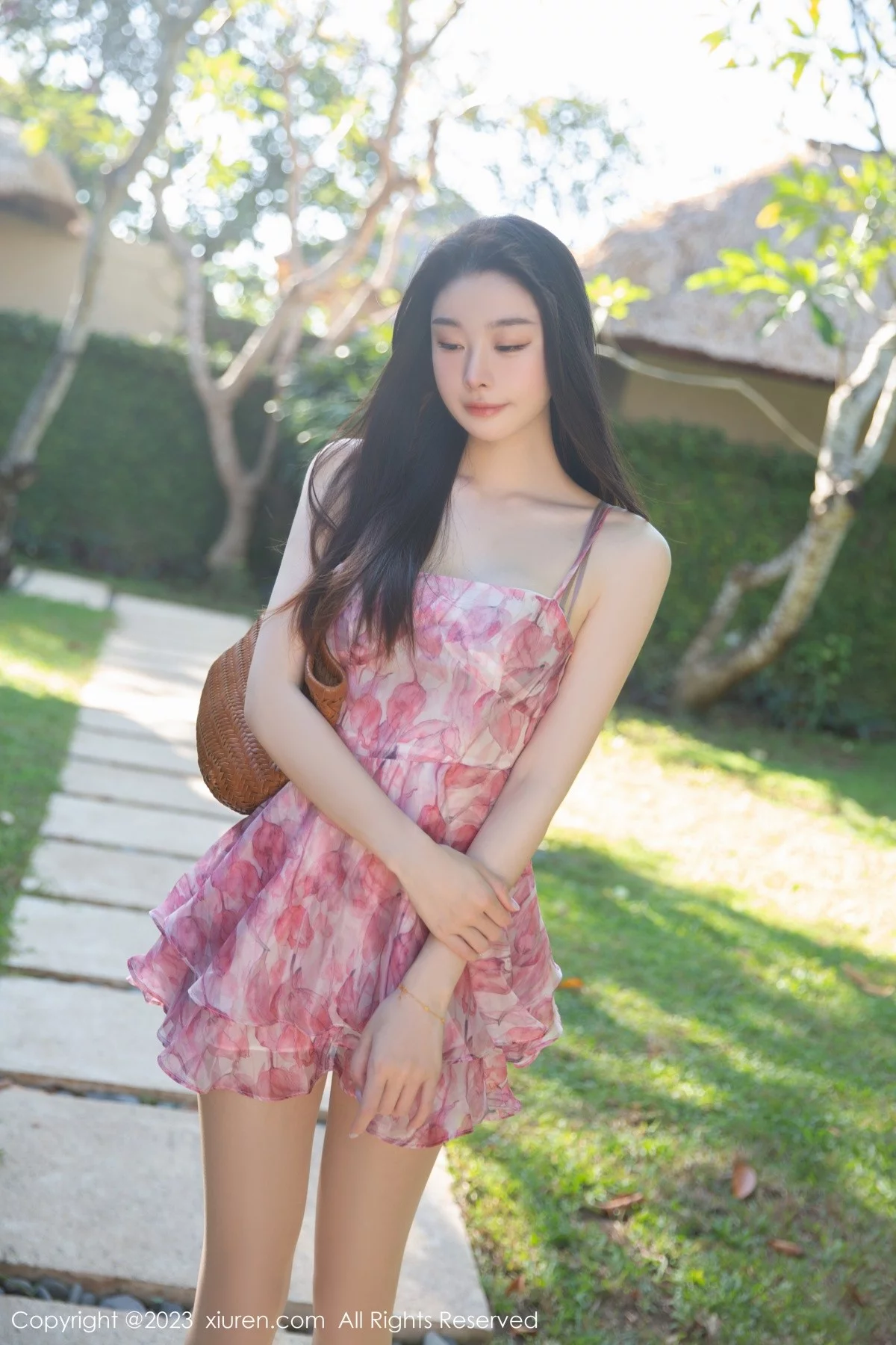 Xgyw.Org_XiuRen第7006期_模特是小逗逗性感花色吊带短裙配开档肉丝秀曼妙身姿诱惑写真80P