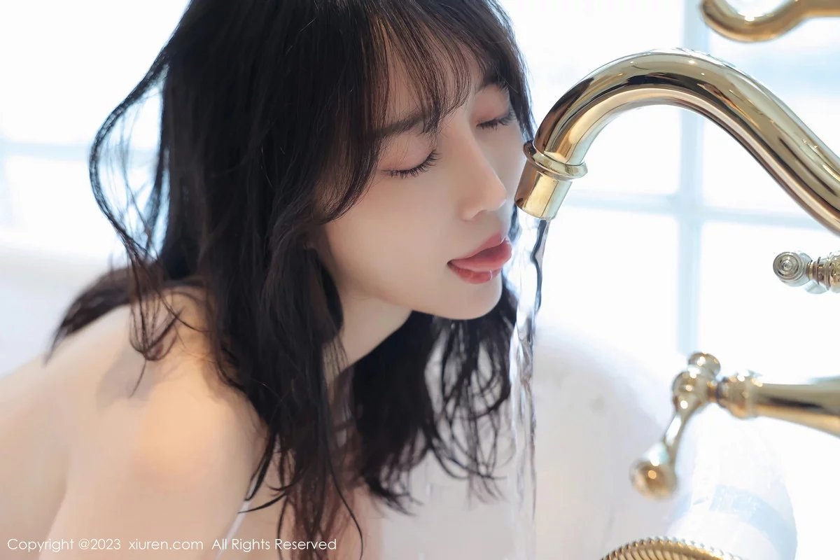 Xgyw.Org_XiuRen第7252期_模特玥儿玥er私房浴室性感奶牛比基尼服配白丝袜湿身诱惑写真56P
