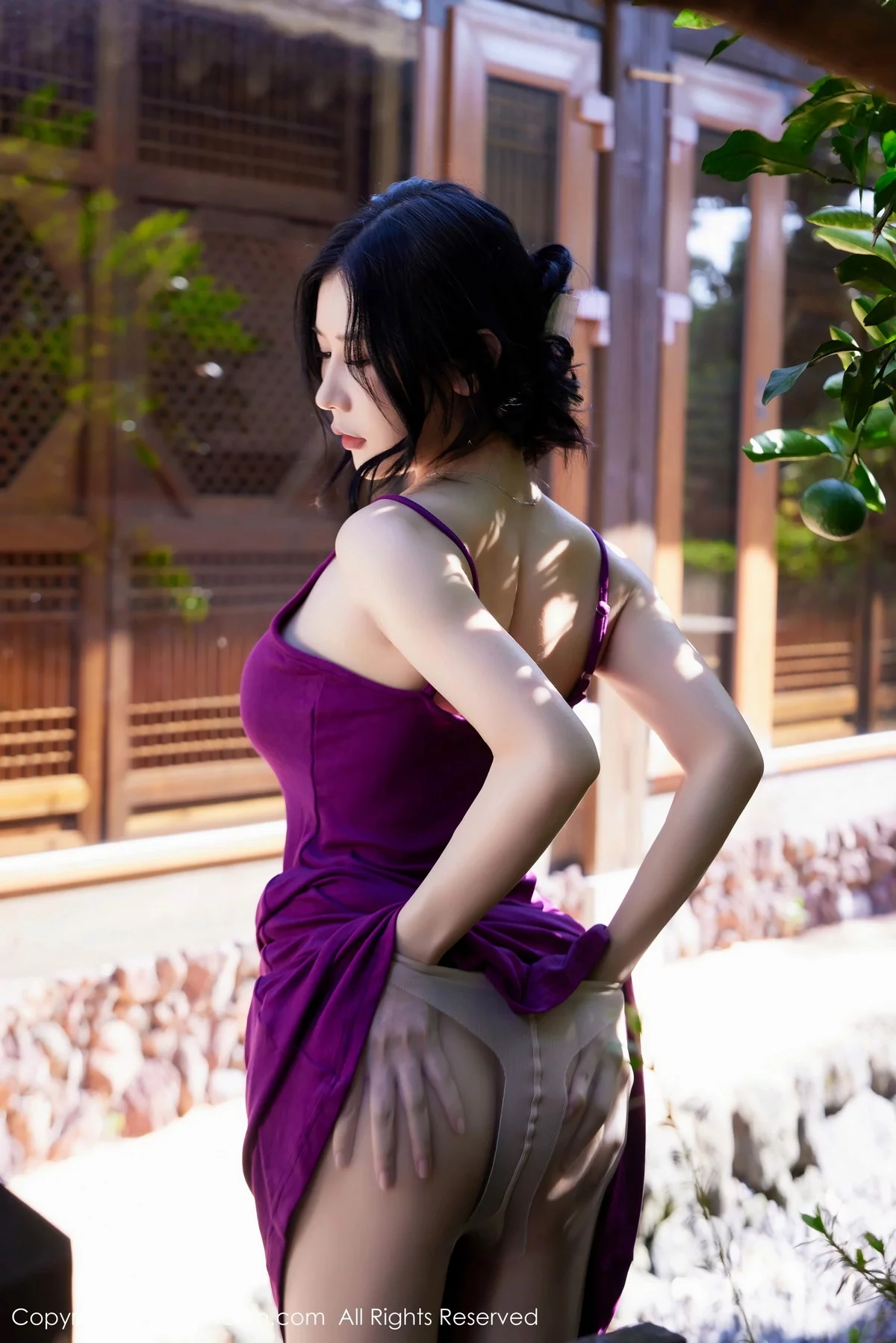 Xgyw.Org_XiuRen第7485期_模特尹甜甜户外性感紫色吊带裙配超薄肉丝秀完美身材诱惑写真63P