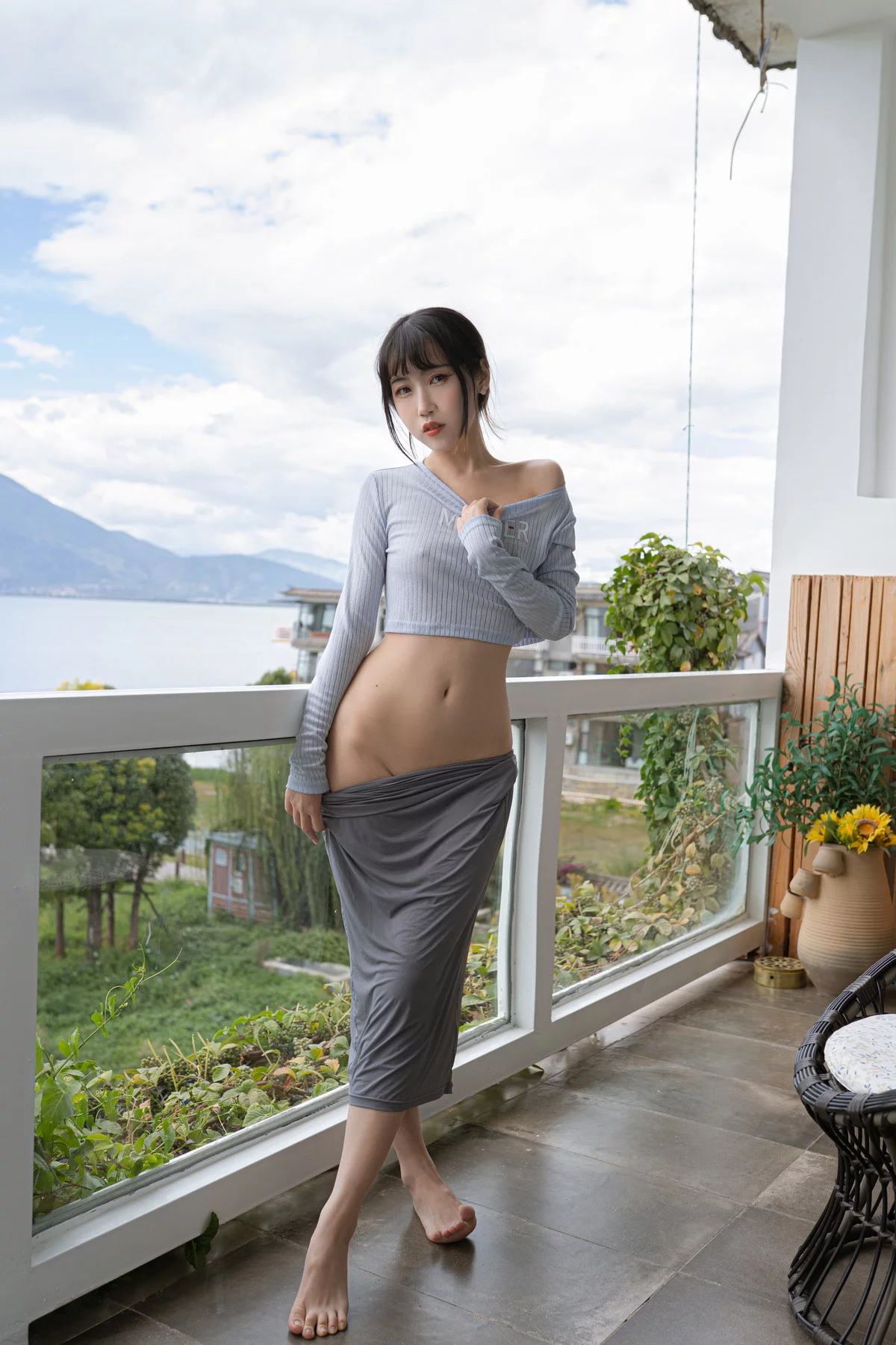 Xgyw.Org_人气Coser不呆猫吉他姐姐主题性感灰色短T配深灰露臀短裙秀翘臀美腿诱惑写真39P