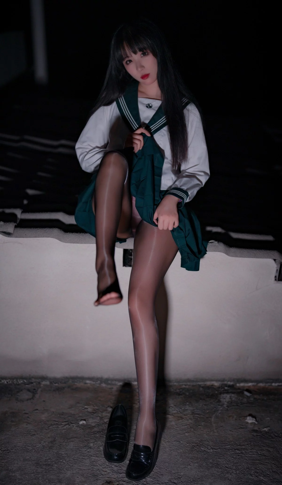 Xgyw.Org_网络美女轩萧学姐公路JK主题户外性感灰色JK短裙配闪亮黑丝秀翘臀美腿诱惑写真45P