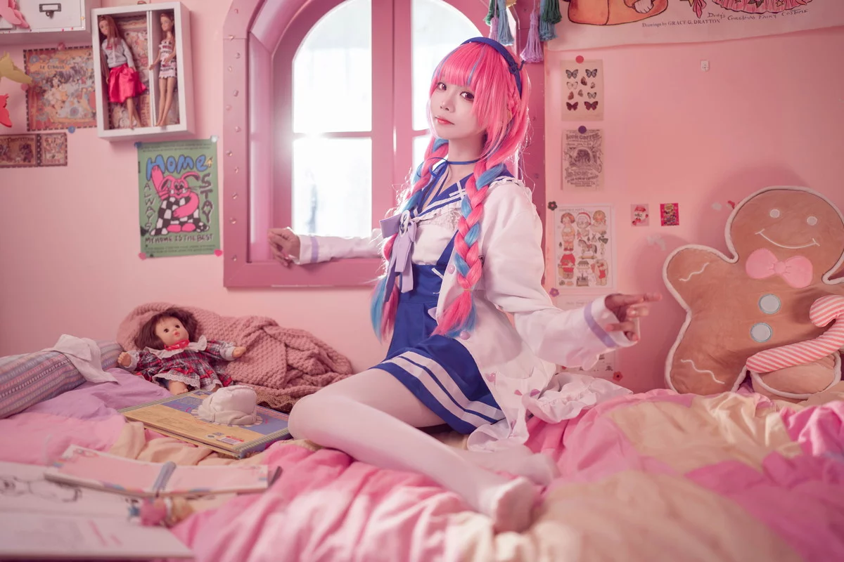 Xgyw.Org_Coser小姐姐艾西Aiwest湊阿库娅主题私房性感学生装配白丝袜秀完美身材诱惑写真55P