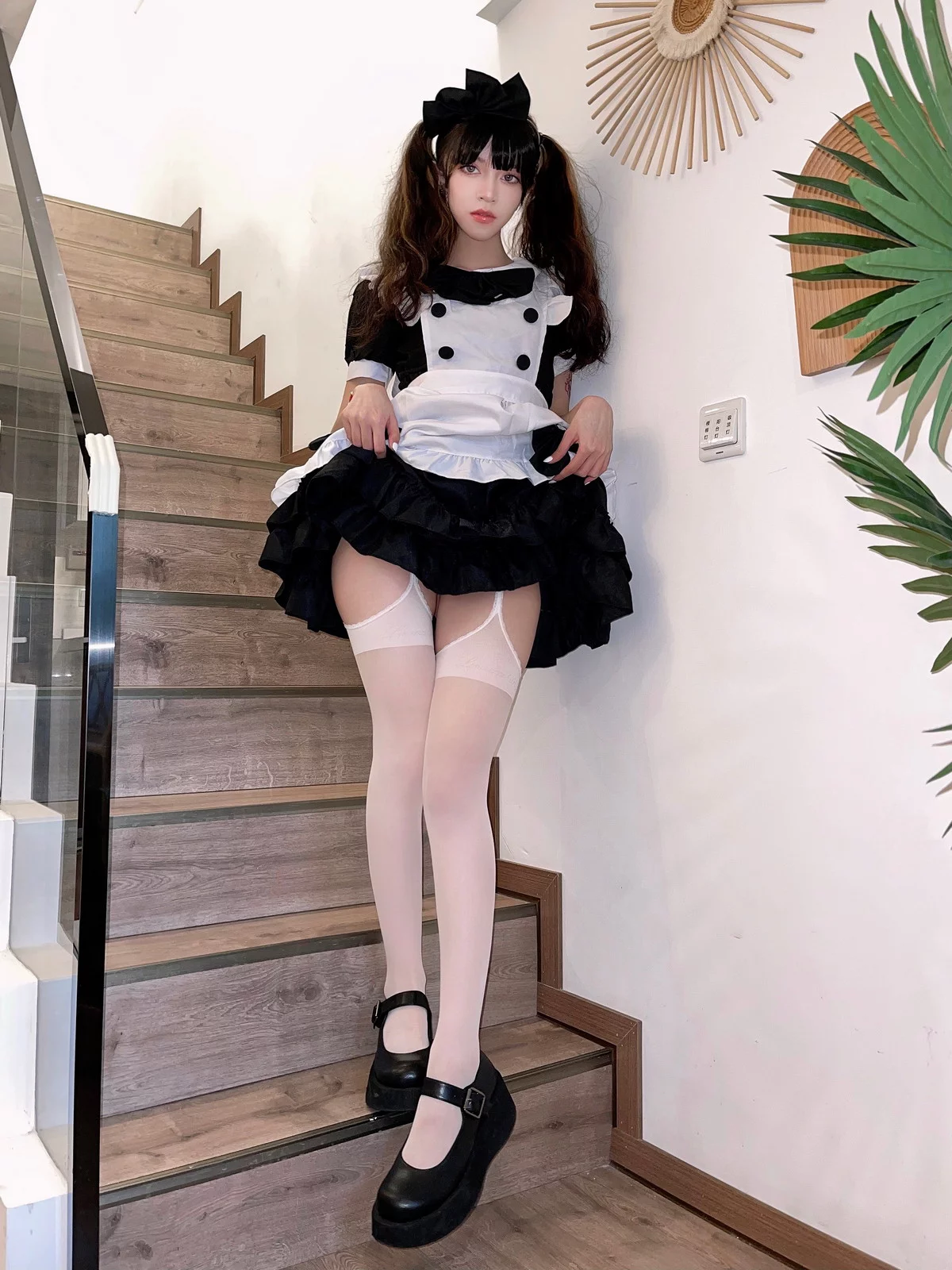 Xgyw.Org_知名动漫博主Kettoe女仆主题私房楼梯间性感女仆短裙配黑丝吊袜秀美腿诱惑写真53P