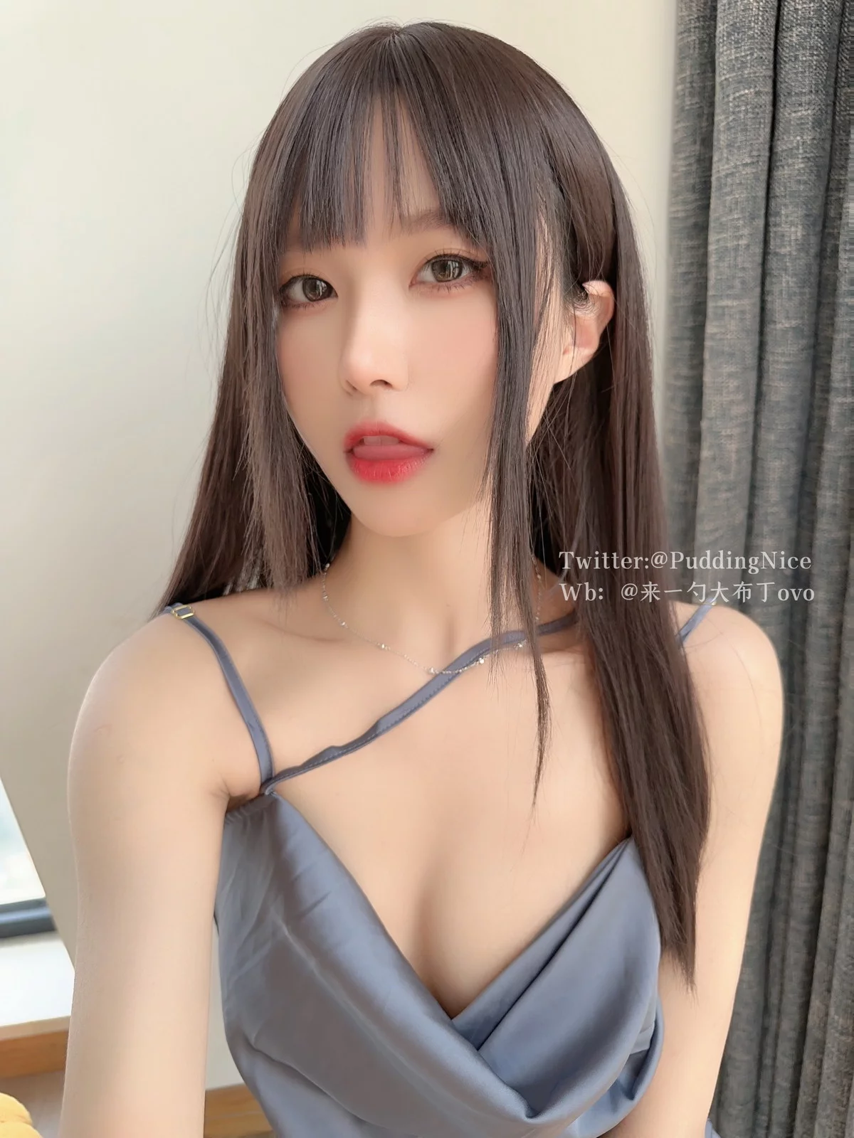 Xgyw.Org_Coser美女布丁大法珊瑚鸡尾酒主题性感灰色吊带连衣短裙配黑丝袜秀惹火身材诱惑写真59P