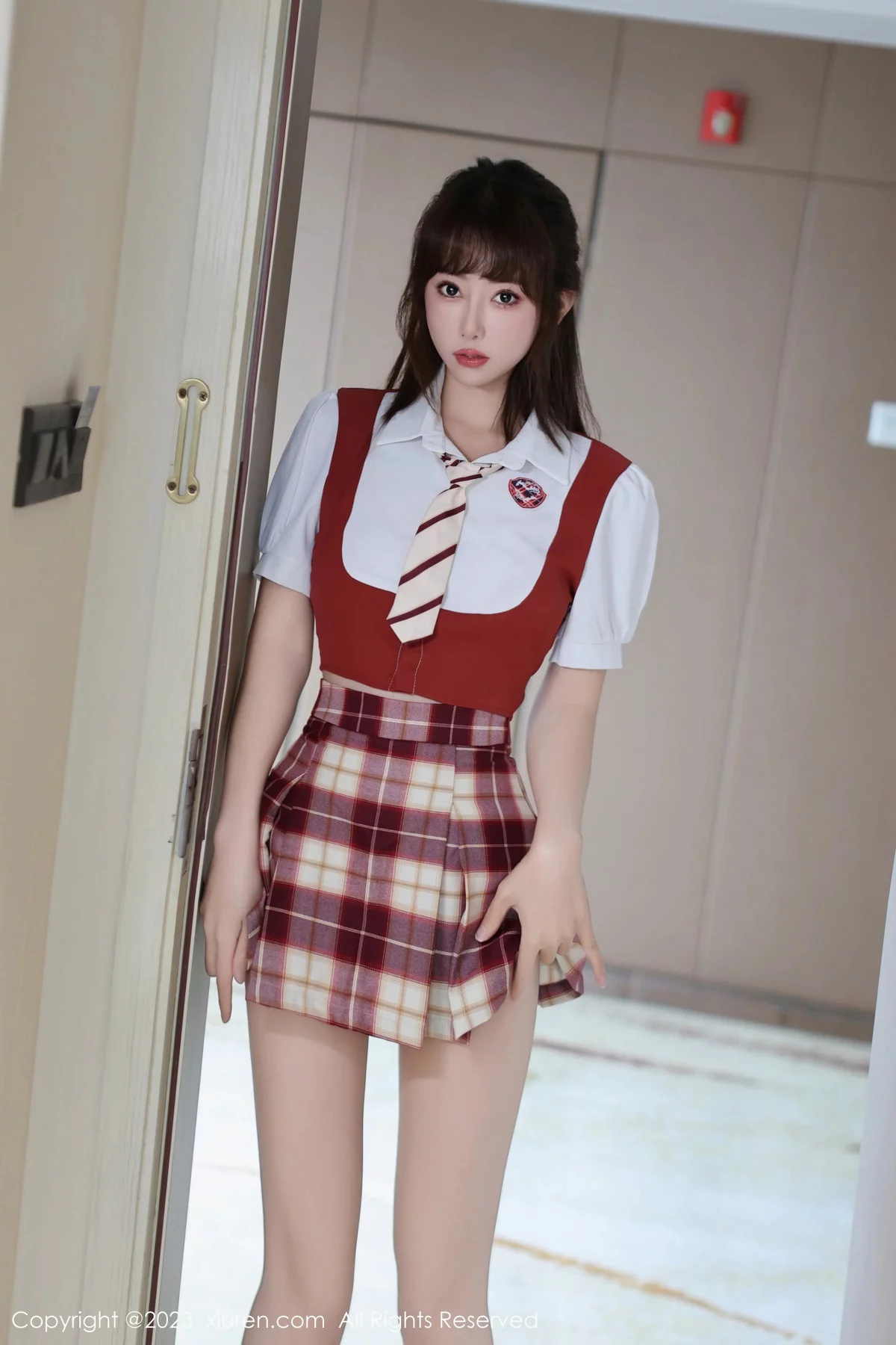 Xgyw.Org_XiuRen第7851期_模特金tiao性感学妹制服露红色轻透内衣配肉丝袜秀美腿诱惑写真77P