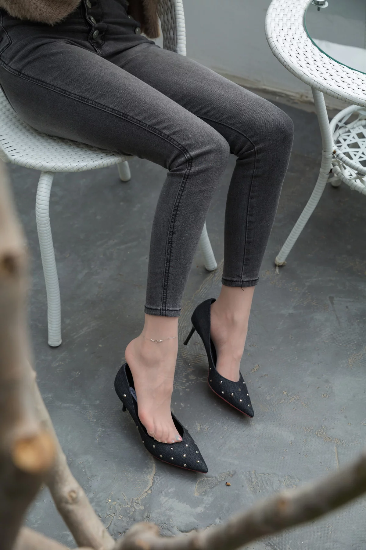 Xgyw.Org_网络美女SIA不吃鱼蜜大腿白哲主题性感低胸上衣配牛仔裤超薄丝袜秀美腿玉足迷人写真128P