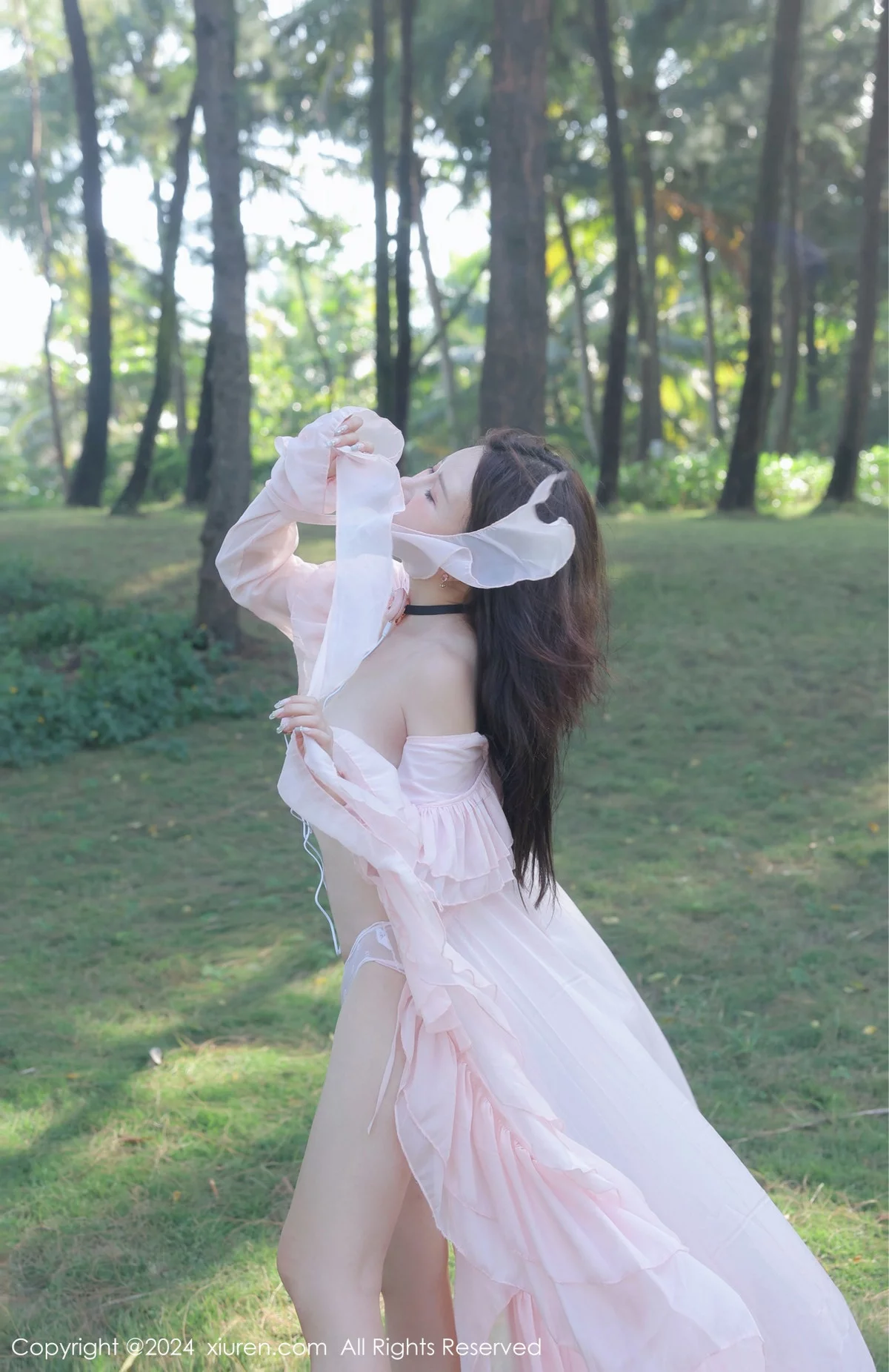 Xgyw.Org_XiuRen第8007期_模特小薯条nienie户外性感粉色薄纱长裙半脱秀惹火身材诱惑写真59P