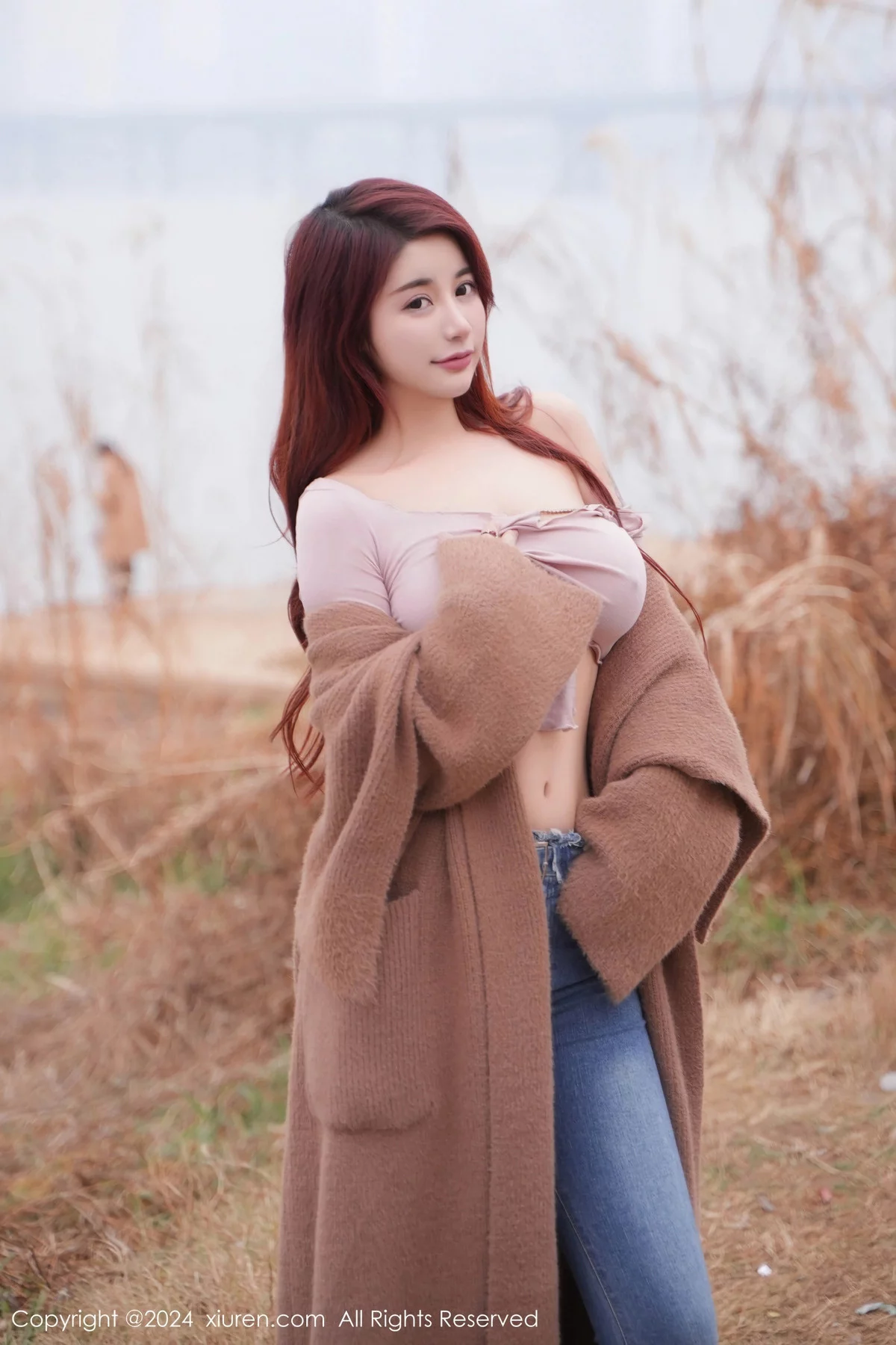 Xgyw.Org_XiuRen第8076期_模特美七Mia户外性感粉色上衣配牛仔裤秀丰腴有致身材诱惑写真82P