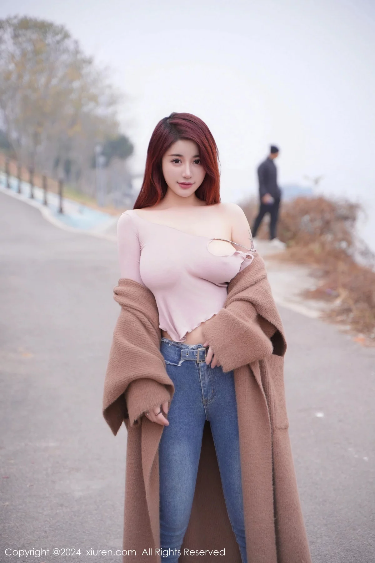 Xgyw.Org_XiuRen第8076期_模特美七Mia户外性感粉色上衣配牛仔裤秀丰腴有致身材诱惑写真82P
