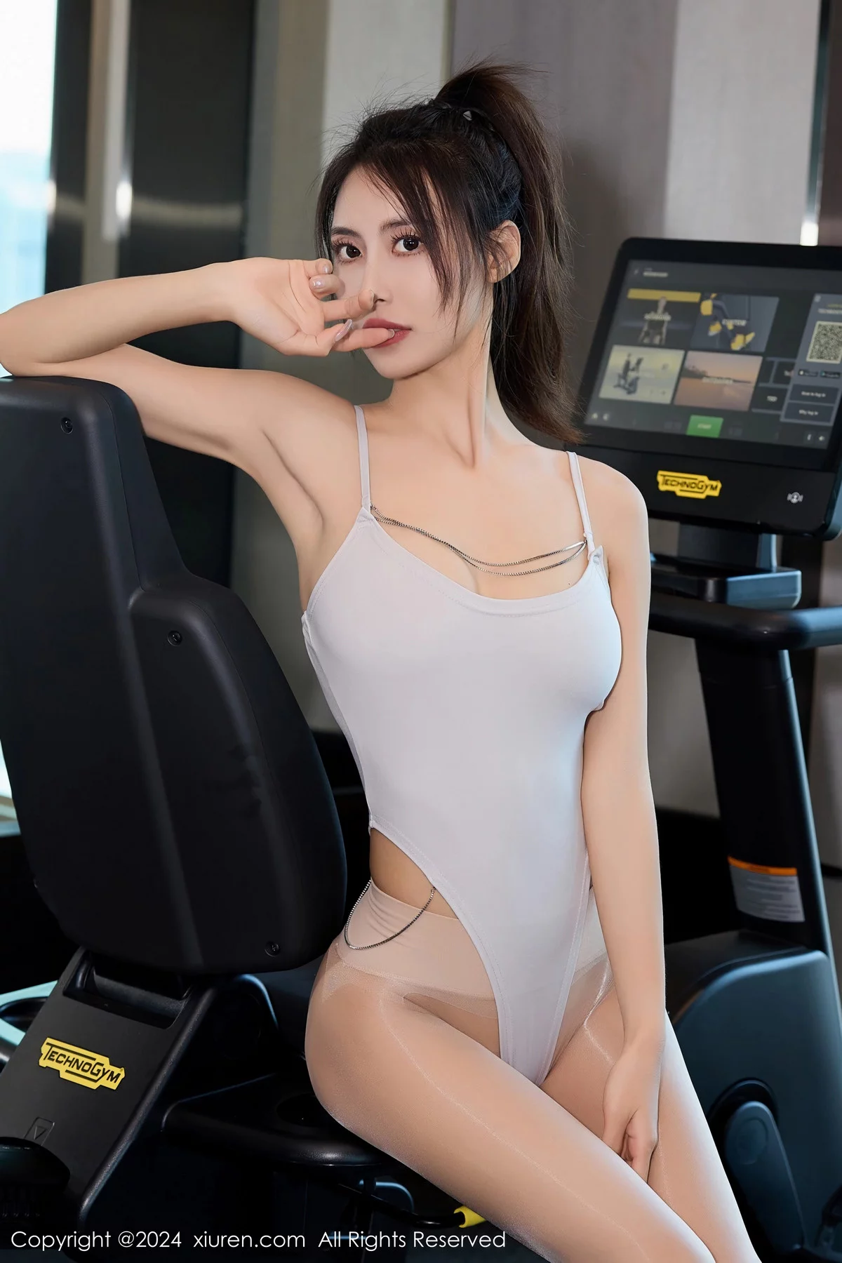 Xgyw.Org_XiuRen第8018期_模特Lingyu69健身房性感白色高叉连体衣配闪亮肉丝撩人诱惑写真70P