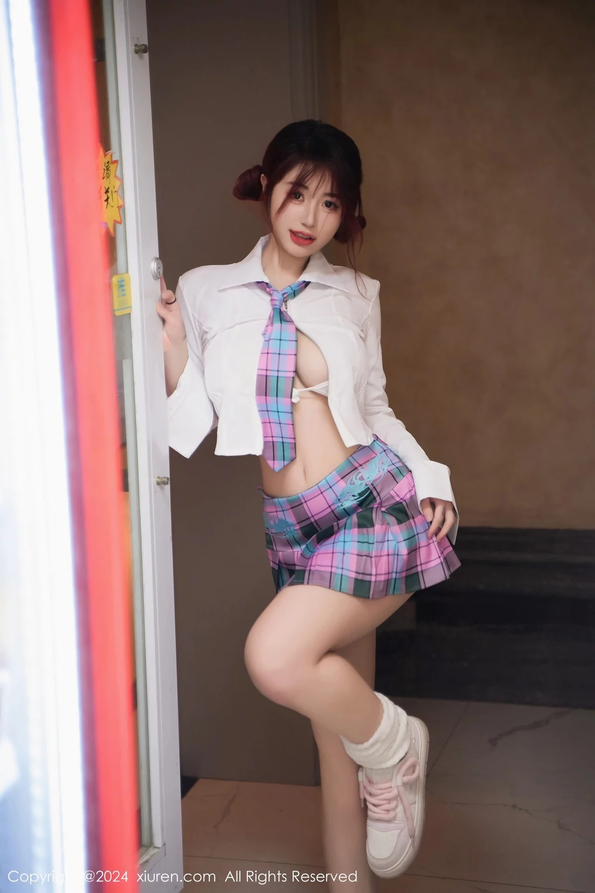 Xgyw.Org_XiuRen第8015期_模特美七Mia性感白T配格子短裙露白色内衣秀丰腴身材诱惑写真75P