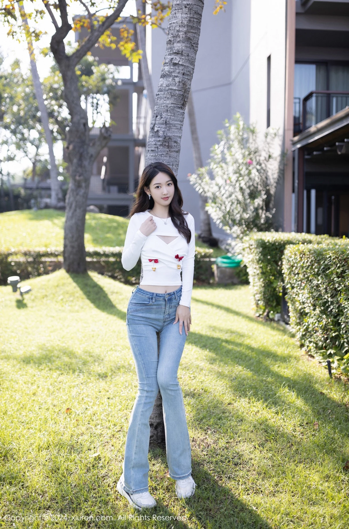 Xgyw.Org_XiuRen第8250期_模特唐安琪性感白色上衣配牛仔裤半脱秀曼妙身姿迷人诱惑写真80P