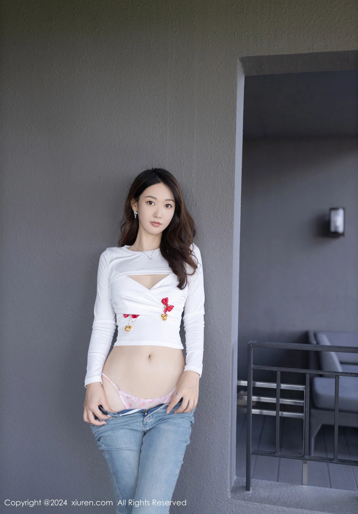 Xgyw.Org_XiuRen第8250期_模特唐安琪性感白色上衣配牛仔裤半脱秀曼妙身姿迷人诱惑写真80P