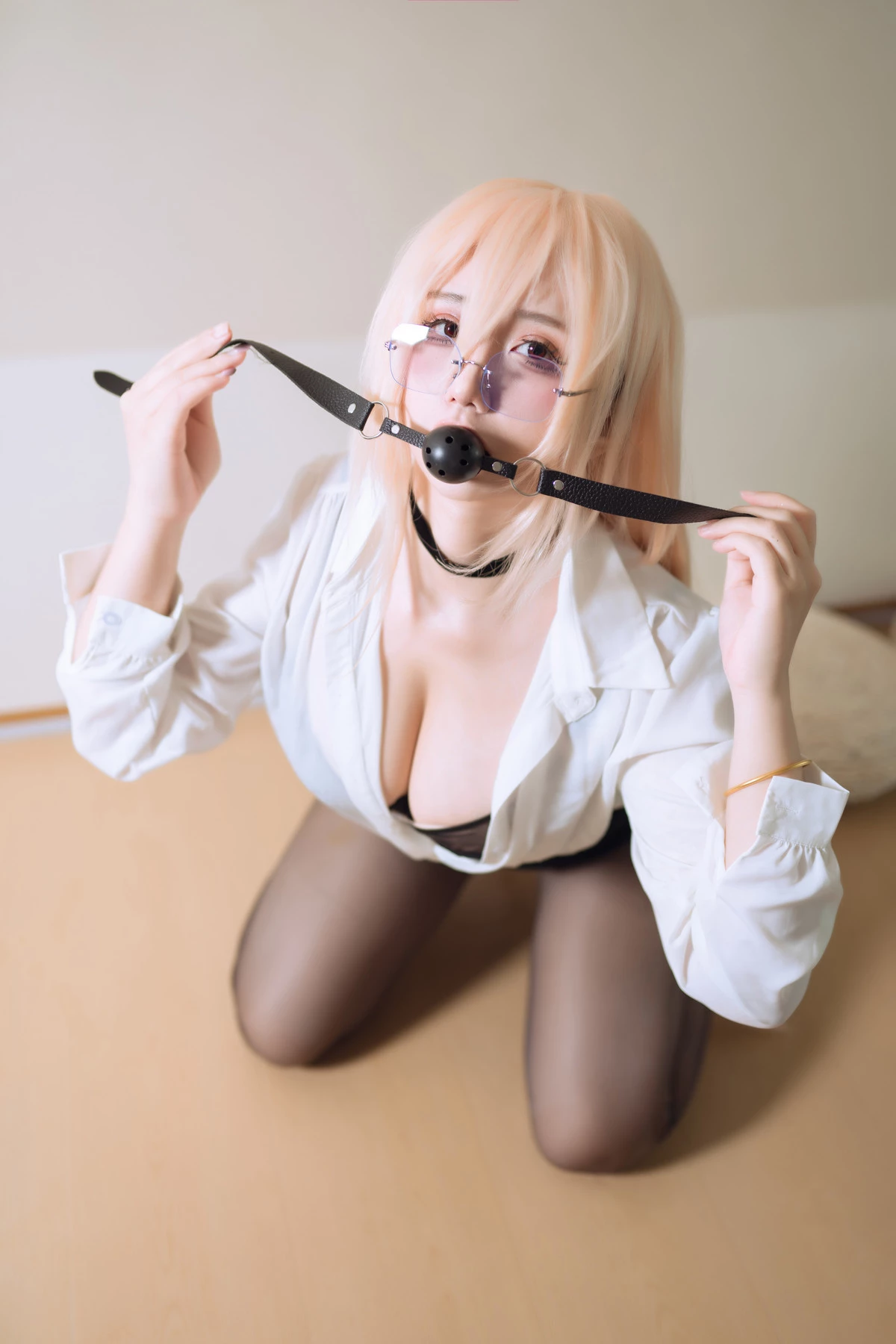 Xgyw.Org_动漫博主九曲Jean怨仇OL主题性感白T配黑短裙露超薄黑丝半脱秀惹火身材极致诱惑写真30P