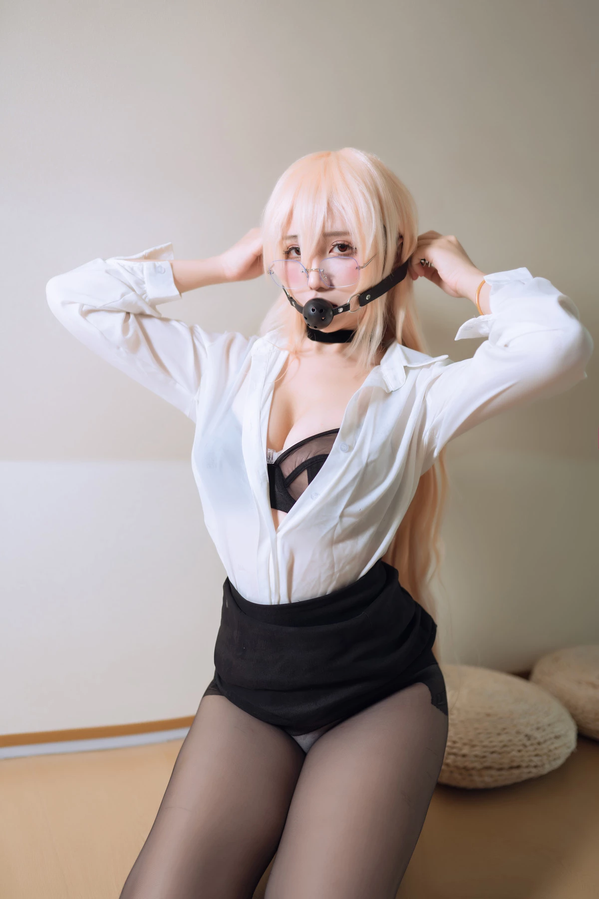 Xgyw.Org_动漫博主九曲Jean怨仇OL主题性感白T配黑短裙露超薄黑丝半脱秀惹火身材极致诱惑写真30P